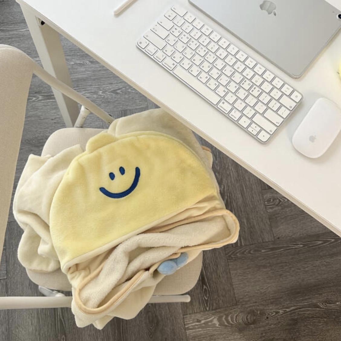 [SECOND MORNING] Lemony Hooded Blanket