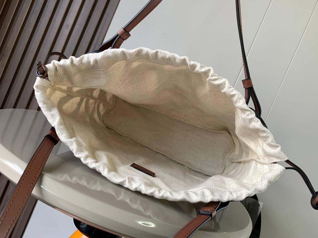 📍小号𝘼𝙣𝙖𝙜𝙧𝙖𝙢 𝙏𝙤𝙩𝙚镂空包 —【黑色到货😍】 编码：652210 尺寸：𝟑𝟐-𝟏𝟐-𝟐𝟓.𝟓𝐜𝐦 ❤️以品牌经典Anagram图案镂空牛皮革制成，搭配牛皮革提手肩带和人字形棉帆布束带内袋。 ❤️可肩背或手提。包包自重轻，容量大，优雅与洒脱，自由切换。