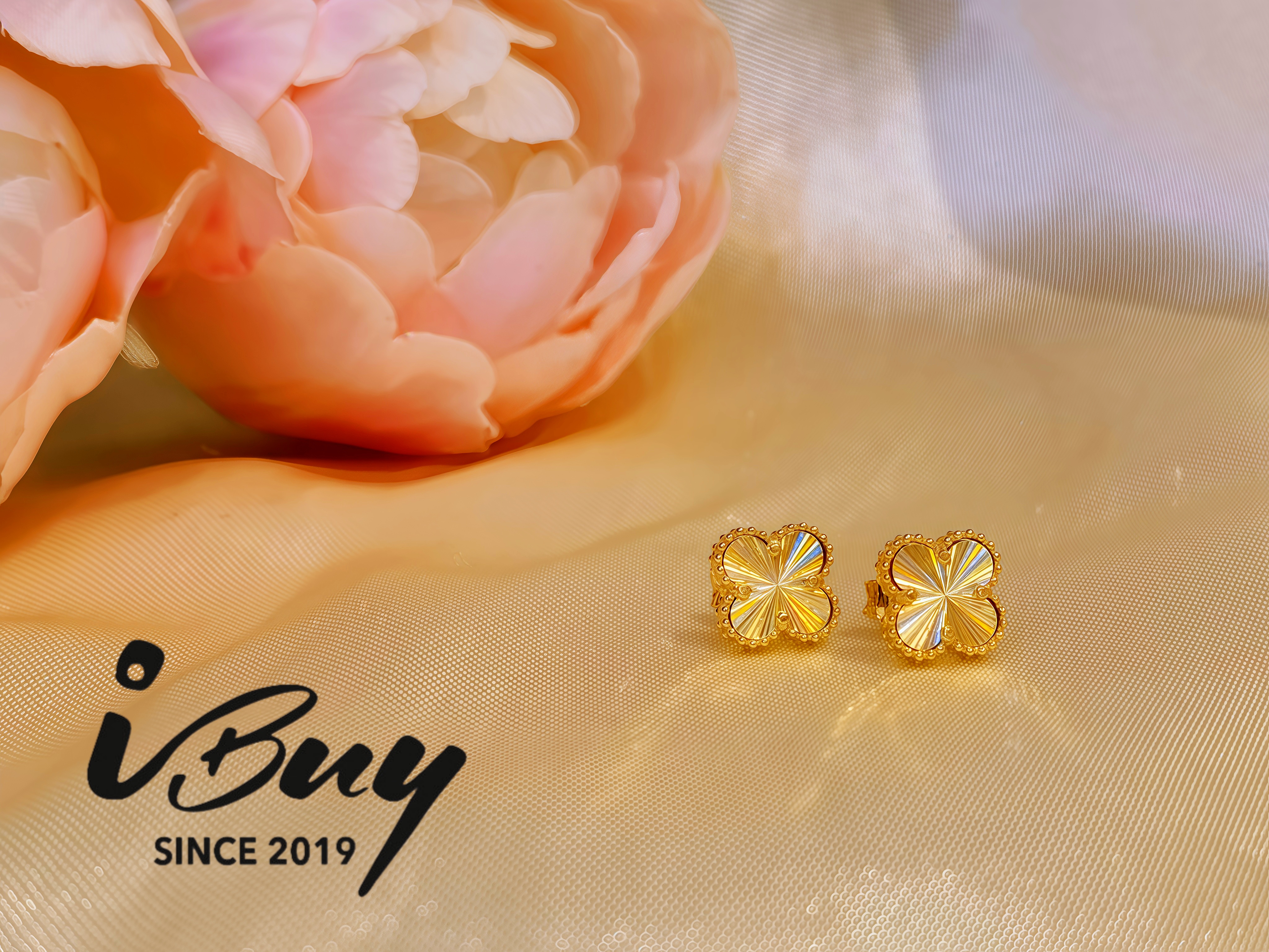 916 GOLD 8MM NORTHERN LIGHT VCA EARRING 916 金 8MM北极光花边四叶草耳钉