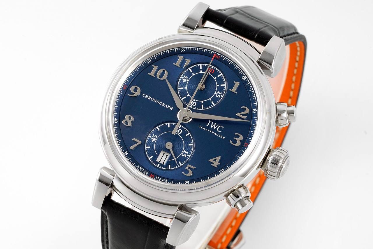 新品达文西计时码表 全新定制一体机模块，还原了计时分针和计时时针在同一个小表盘上的功能，腕表尺寸42*13.5mm与原装尺寸一模一样 复制cal89361机芯，所有功能全部实现包括操作手感和调日历方式完全吻合正品机芯，新品定制机稳定性出众，稳定性堪比大三针，没有售后忧虑，欢迎大家把玩✔️