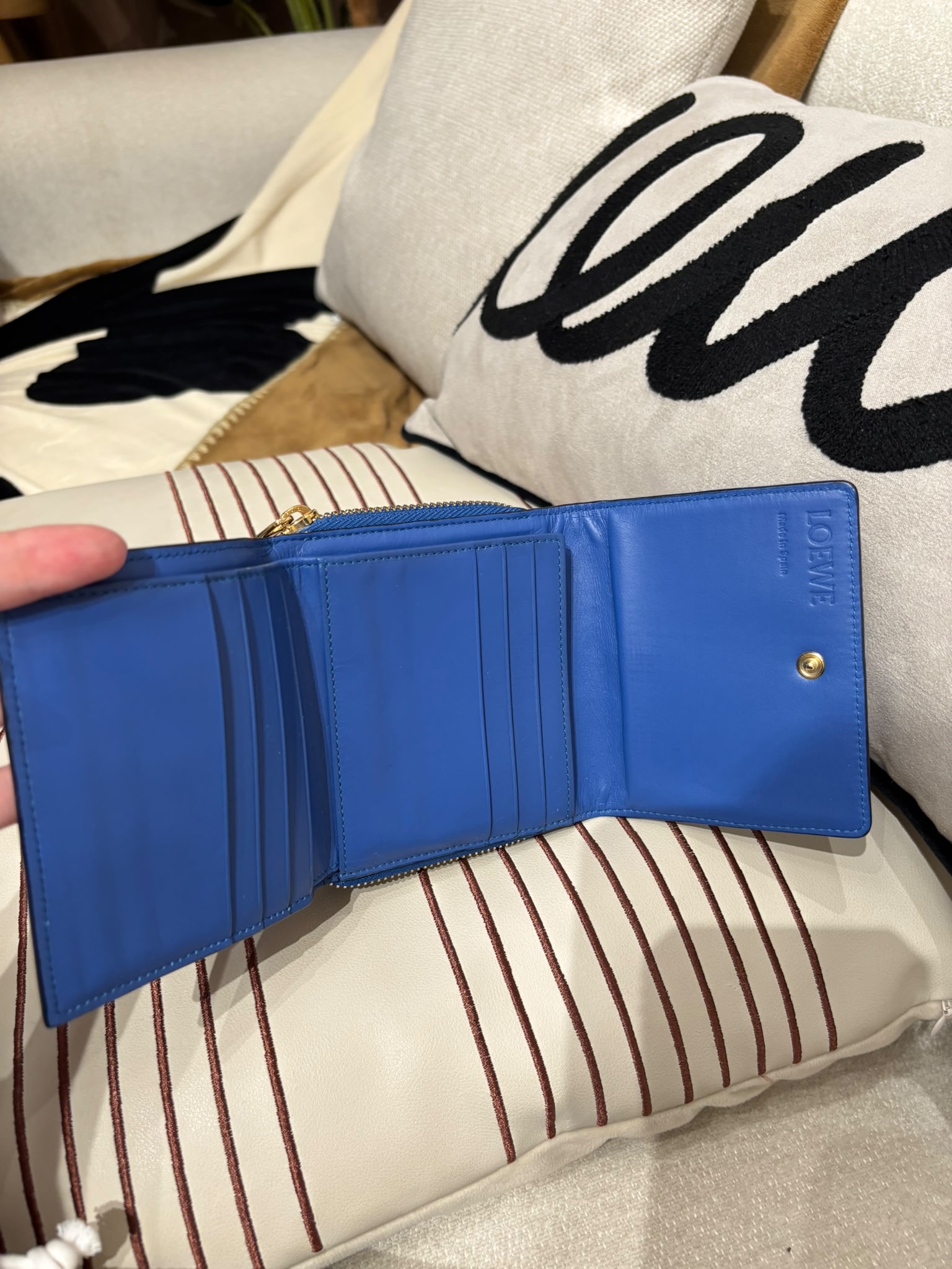 Loewe Folding Wallet 電光藍牛皮銀包100%Authentic,95%new 