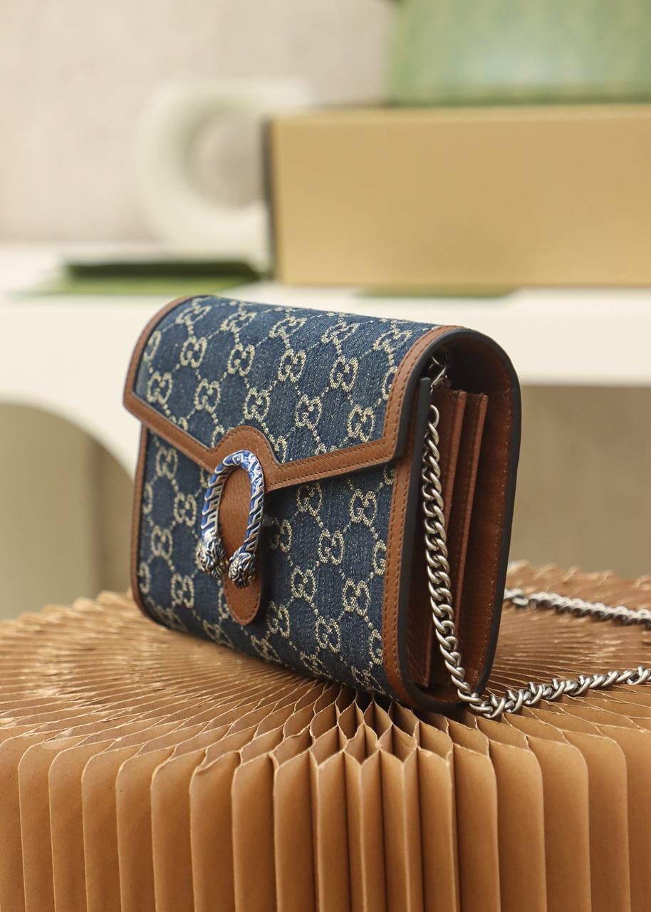 𝘿𝙞𝙤𝙣𝙮𝙨𝙪𝙨系列𝙒𝙤𝙘#401231#正品皮 ✔尺寸：20*13*6cm 具有结构感的𝙒𝙤𝙘，配上复古当下火热的丹宁牛仔面料，搭配棕色皮革造型，让整体更加精致复古，可拆卸的链条，简直一包多种用法，内设隔层，更加很好的容纳日常使用，实物真的超香系列，高级感十足！🔥🌈