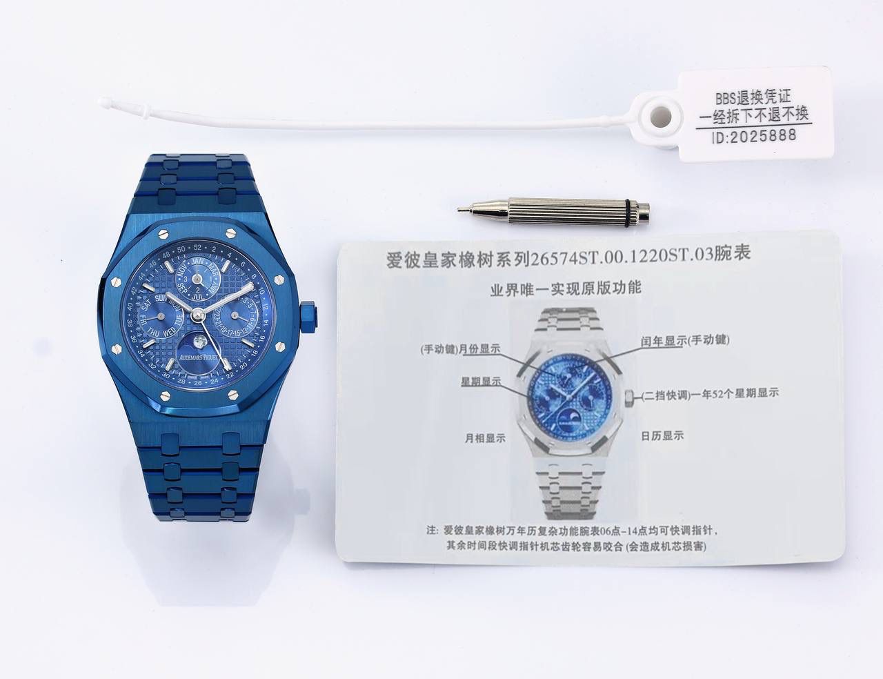 🚀爱彼 皇家橡树系列 ，复杂功能万年历腕表。型号：26574ST.OO.1220ST.01 业内唯一实现原版功能。💯 贵族钟表 爱彼皇家橡树系列万年历腕表，高贵优雅的蓝盘配上冷艳精钢表壳，完美体现爱彼美学设计及复杂功能的极高技术。 表壳采用316L精钢，直径41毫米. 厚度11.4mm。蓝色表盘镌刻“Grande Tapisserie”大格纹装饰，蓝色表盘，立体时标、刻面指针覆盖夜光涂层。三个显示日历功能的副表盘以及月相显示盘对称分布于表盘之上，井然有序地显示出小时、分钟、星期、日期、周历、月份、月相和闰年信息。真正唯一对版。蓝宝石防眩光处理让整体手表更加通透明亮。 搭载9015一比一改装定制还原Calibre 5134自动上链机芯。堪称毕业的产品。 这枚腕表的编号是Ref. 26574ST.OO.1220ST.01
