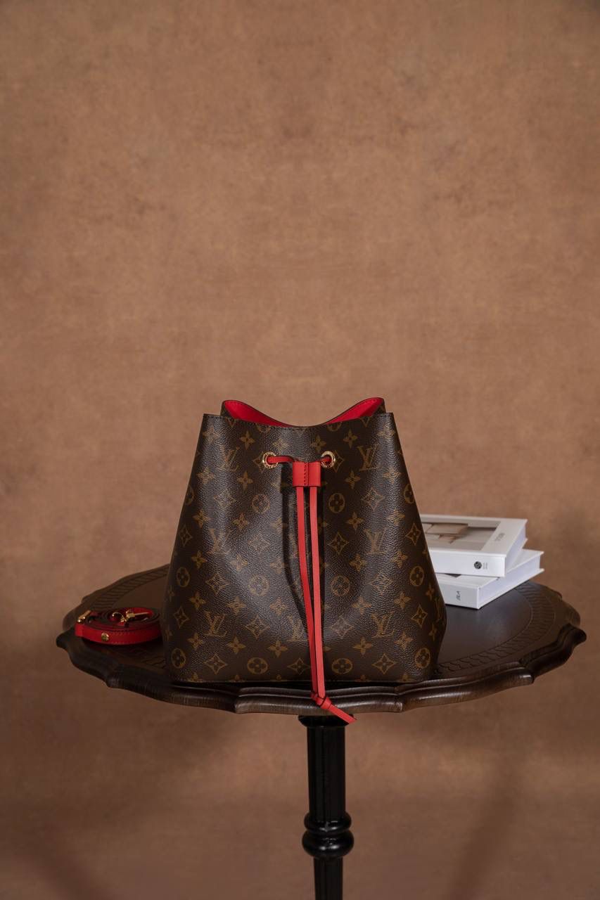 LV水桶包🎀 尺寸 26×26×17.5cm▪️ 这是很多人入门都会选的经典款，超受欢迎！原本在 1932 年是用来装香槟的酒袋，现在变成超时尚的水桶包，经典到不行，被叫“经典之王”一点都不过分😍💯