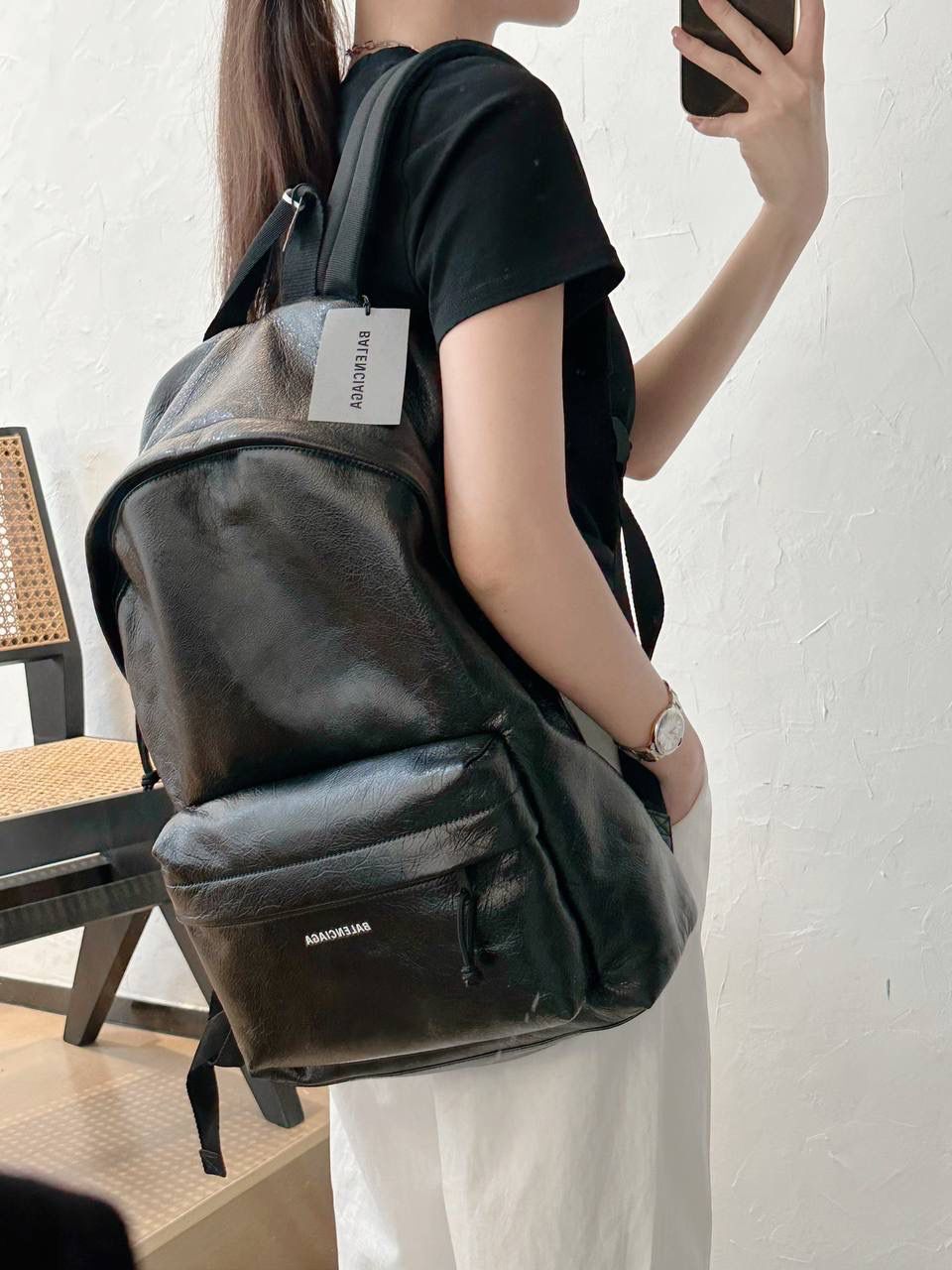 ba1enciaga explore 双肩包👣 其实日常就想背一个简单实用的双肩 而且质感还是需要好一些的，并且低调百搭的 这只explore 一定是一百分的 不出挑的版型真的很适合i人哈哈哈 电脑书本杂志通通都放得进 容量也是无敌大的，而且自重还轻哦～ 47×34.8×19.8cm503221m