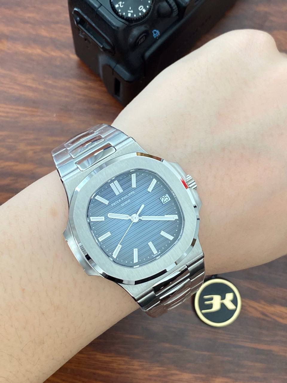 鹦鹉螺市场独家专用机芯，升级无噪音刻字版原版机芯🔥🔥 详细升级解读: 1.升级机芯全部精雕刻字，清晰不磨损，纹理做到极致。 2.升级自动陀片，采用瑞士超精密轴承，业界史无前例的安装陀片工艺。做到百分百降噪音。 3.原版机芯，无假夹版，无假摆轮，无假红宝石。WY-3k厂完整的复刻出3.3毫米的绝版高品质324SC机芯. 4..升级表盘刻度夜光超亮，而且整体做到和谐一致同步亮度。 5.鹦鹉螺经典蓝盘，目前改进与正品一致的颜色，秒杀其他工厂的表盘细节和做工。 6.日历窗口每一只手表做了水平正位，不出现偏斜遮挡。 7.把头调节档位顺畅度的多次调试，调试到最佳状态。使得升级版手雷调校时间和上链的手感畅顺 8.升级了整个手表厚度8.3毫米，完美实现全网最薄机械表，等同原装厚度。佩戴起来舒适无比。 9.重点强调324Sc机芯顺时针调日历，也就是由上往下调日历。注意辨析和正品一致。 10.调节时间的时候，拉表冠二挡。大秒针是不停止的。和正品也是一致。