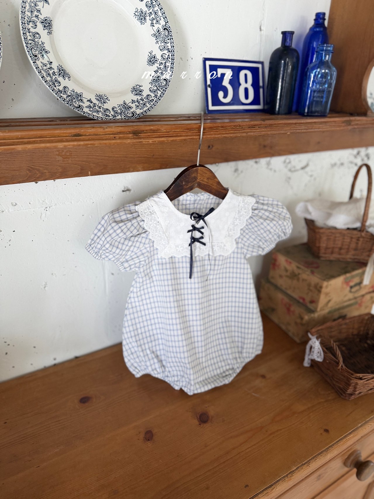 ☀️預訂 韓國直送☀️🇰🇷Marron兩色絲帶蕾絲領格紋泡泡袖包屁衣