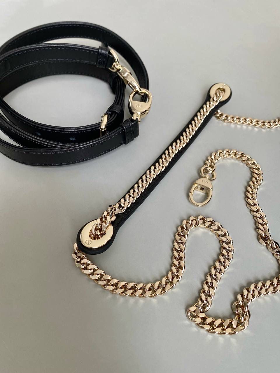 黑色 🖤 三格 𝗗𝗜𝗢𝗥 𝗟𝗮𝗱𝘆七夕限定 在经典的基础上加了爱心小挂饰 让整个氛围有了爱的烂漫气息 戴妃作为经典的代表，怎么买怎么对 特别手拎时会显得整个人非常温柔优雅 我一直都推荐女生一定要有一只经典款 每个颜色都好好看，完全不需太纠结❤️‍🔥 17×15×7cm