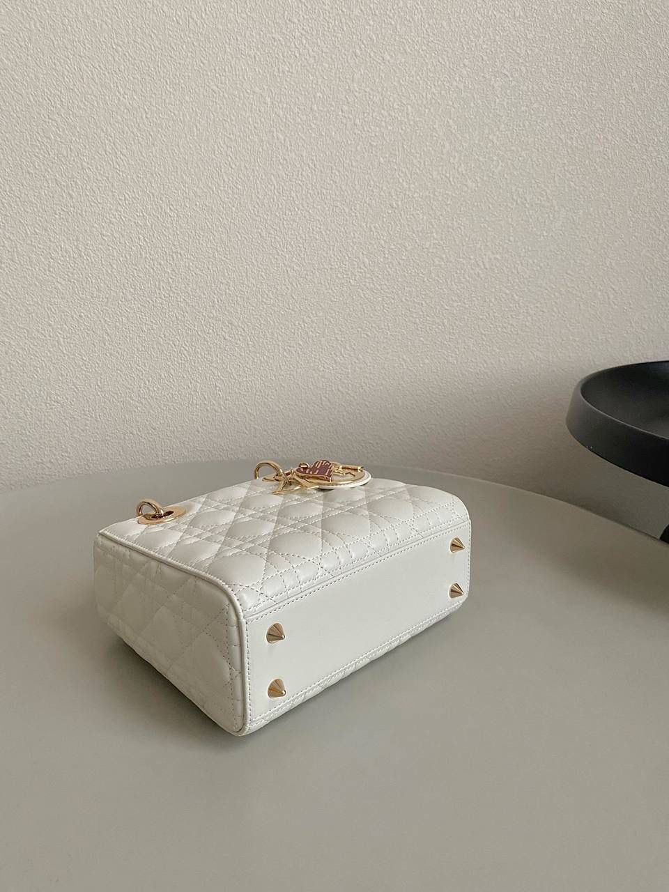 🈶白色，四格 𝗗𝗜𝗢𝗥 𝗟𝗮𝗱𝘆七夕限定 在经典的基础上加了爱心小挂饰 让整个氛围有了爱的烂漫气息 戴妃作为经典的代表，怎么买怎么对 特别手拎时会显得整个人非常温柔优雅 我一直都推荐女生一定要有一只经典款 每个颜色都好好看，完全不需太纠结 20×16.5×8cm 4123m