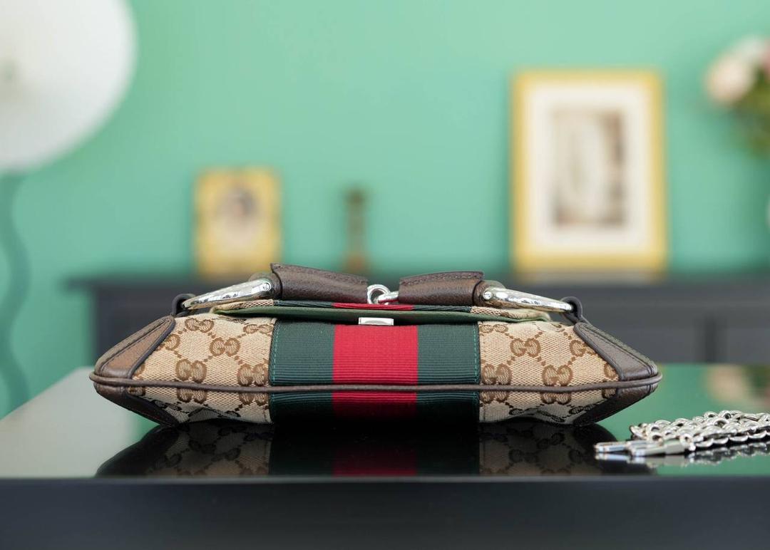 👜Gucci Horsebit Chain小号肩背包 27cm💕 GG 2023走秀款 复古的设计加上显眼的马衔扣 时髦感瞬间提升,配色超高级，复古感拉满 这款链条包简直是女主包的代表 它的设计既简约又不失个性， 着实有点酷飒的腔调，感觉置身03年的秀场！ 多种背法出街，百搭有格调！ 官方款号 764339 尺寸：11.5x27x5cm