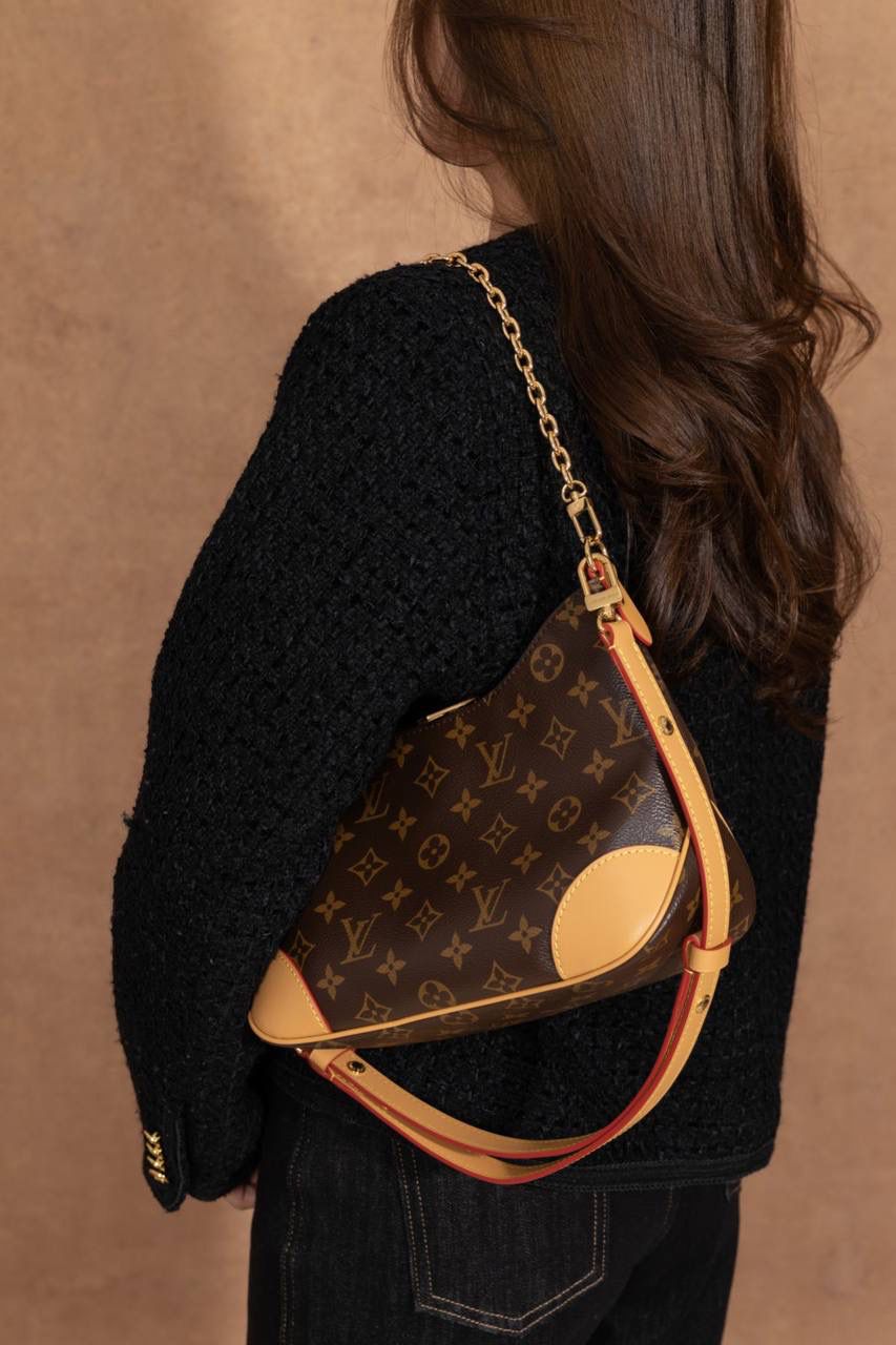 LV黄牛角😍 这款真的很火，一出就知道是爆款🔥 牛角包造型，小巧又可爱，但真的很能装，日常出门完全够用。 复古老花＋时髦设计，颜值超高，随便背都好看‼️ Size：29 × 16 × 9.5 cm 好看＋实用兼顾，真的属于那种买了不后悔的款💖