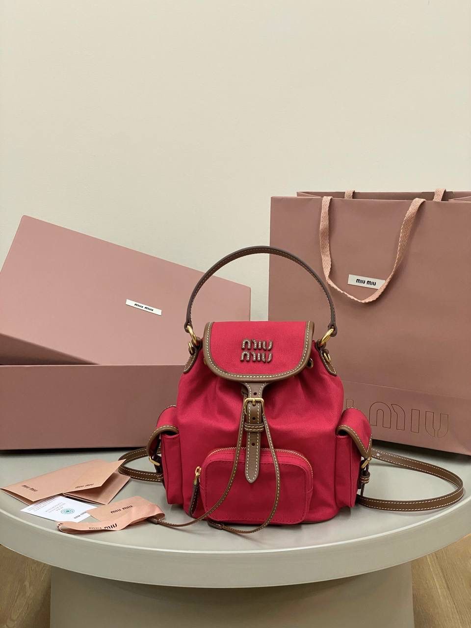 🈶帆布红，小号 𝐌𝐢𝐮𝐌𝐢𝐮 双肩包 喔噻！缪缪终于出双肩包了！ 超级经典的款，配色也是无敌了 多个口袋设计非常复古学院风，青春洋溢！ 五金质感超绝，带有微微做旧的复古磨砂感 这种材质耐用度极高 帆布版俩个颜色都好看！正红色，越看越爱是最最最推荐的 ！ 总的来说夏天就是要拿个亮色的出游 轻便实用 小号：18×22×11.5cm #F0060m 大号：25x29x12.5cm