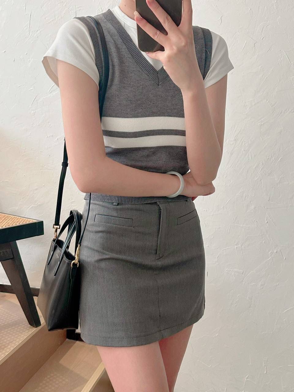 ys1 mini tote平纹🖤 这只包在mini包中一定有它的一席之地 第一，它包身够小够可爱 第二，它容量够大够能装 第三，它鳄鱼纹压纹够抗造 就冲这三点，几乎没有哪个小可爱能打得过它 小手提➕可拆卸肩带的设计在实背性上也更出挑 没有槽点的小可爱，我超爱！！ 必须zp开发的啦，相似度看对比图！ 质量就请放心的交给我们哈！ 平纹：18×17×8cm773995m