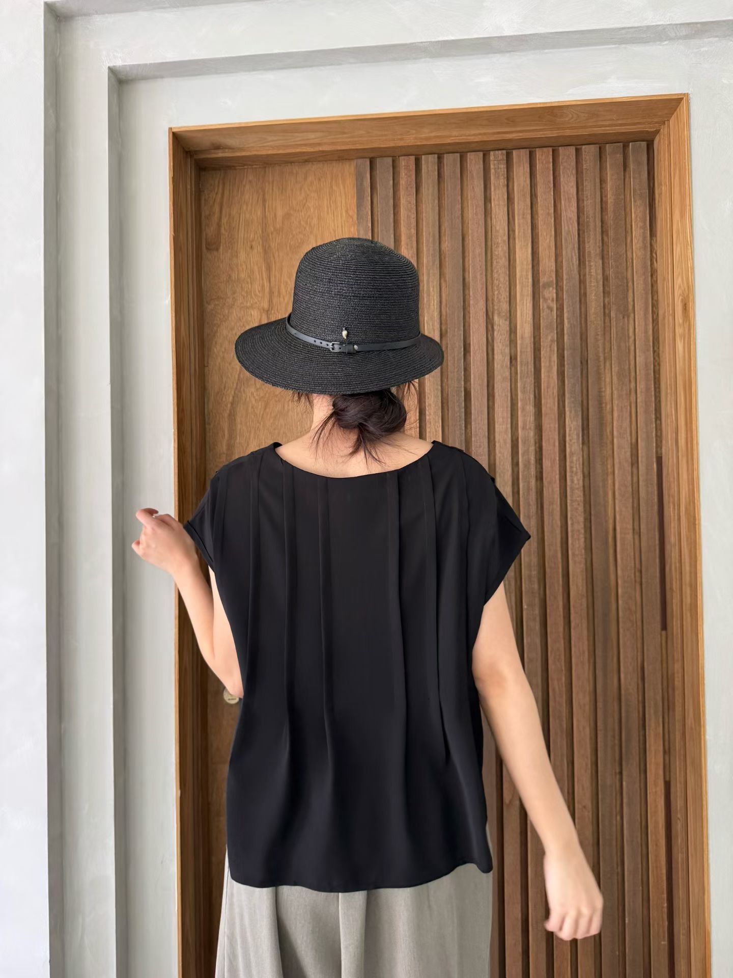 M8 拉鏈v領直紋Top 