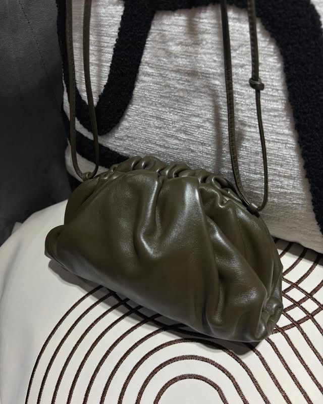 Bottega Veneta BV pouch Shoulder Bag clutch 100%Authentic, 98%new✅dust bag 