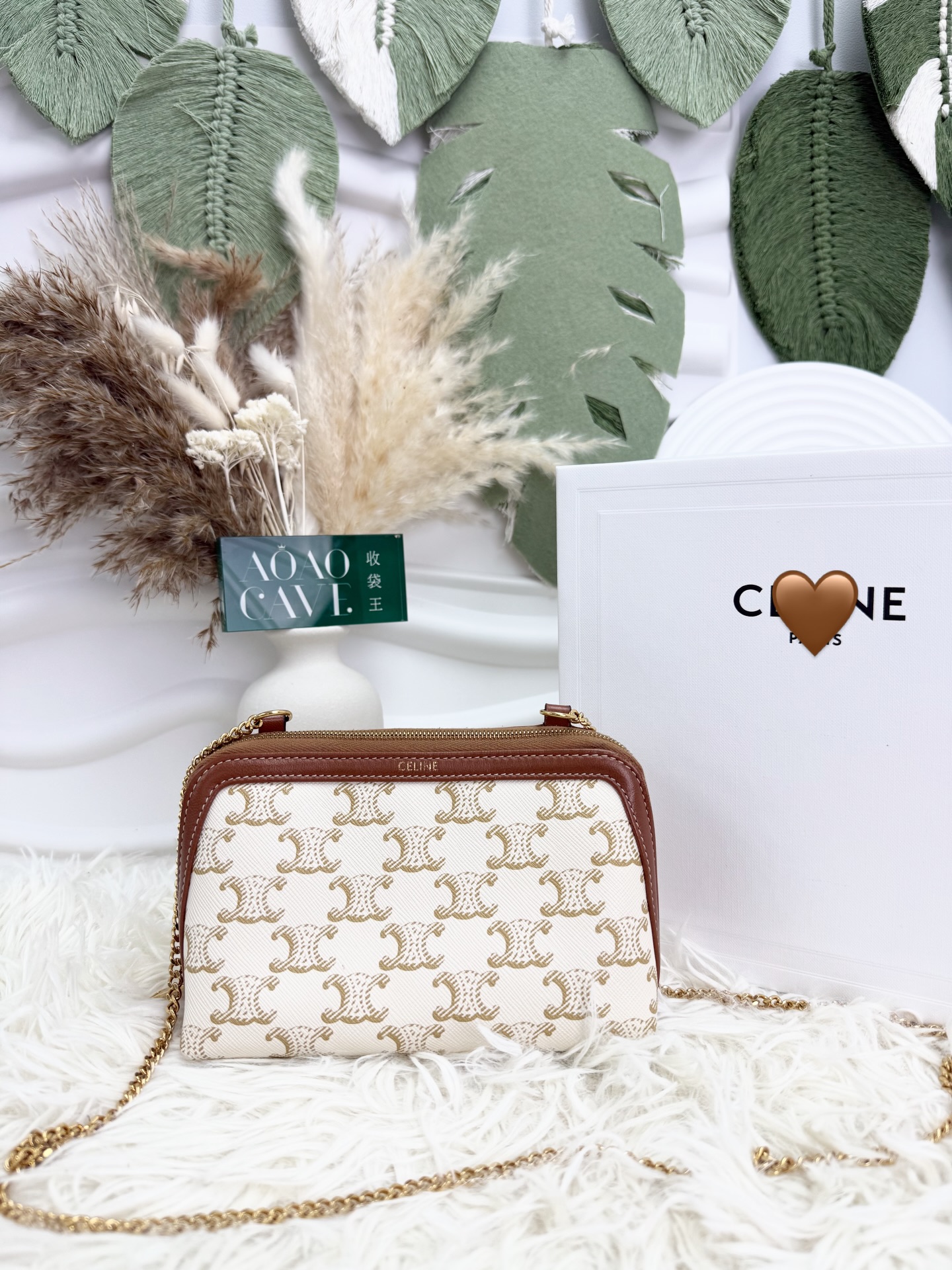 Celine 👜PRE OWNED 🐚Mini貝殼鏈條包🤎  Size: 16*8*12cm  配件 -塵袋、盒🫶🏻 優惠價 $4680  #收袋王  喜歡的話快點pm/whatsapp 我們💓 銷售熱線51111 321（whatsapp)  我們服務包括有：手袋飾物回收、手袋置換(一換一、一換多也可以） 、專業手袋鑑證、專業手袋護理 Is 購買方法 🏢親臨門市 荃灣南豐中心15樓1521室（荃灣地鐵站a出口1分鐘到）敬請預約 ❤️只賣正品正貨，任驗💓🫰🏻 ❤️‍🔥本店為香港註冊公司絕對真貨，信心保證👍🏻 🫰🏻本店設有鑑證服務，有駐場鑑證師  ✨歡迎追蹤我哋各個平台緊貼最新優惠x貨品🔥😍 👇🏻👇🏻👇🏻👇🏻👇🏻👇🏻👇🏻👇🏻  ⭐️Instagram: aoaocave  🌈Facebook: aoaocave收袋王  🔥Carousell: acluxuryhk  👆🏻👆🏻👆🏻👆🏻👆🏻👆🏻👆🏻👆🏻  ___________________________  Disclaimer🫰🏻All trademarks and copyrights are reserved to the original brand holders. @AOAOCAVE sells only authentic goods and is not affiliated with any of the brands mentioned.  @AOAOCAVE 跟任何品牌無關，而且沒有持有任何品牌資版權，亦沒有與任何品牌合作。所有商標及版權歸屬於品牌坊所有，帖子只作分享用途。  #aoaocave #手袋回收 #名牌買賣