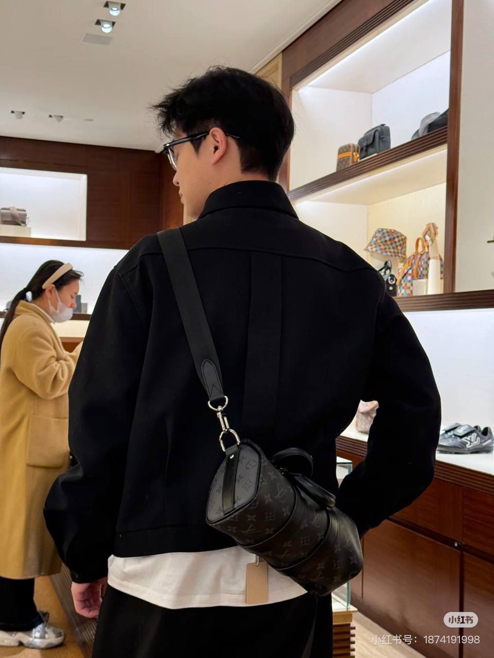 LV Keepall 黑老花系列 🖤✨ 潮男最爱款，男女都能背 😎 低调黑老花拼灰色，帅气又百搭， 小巧但很能装，随便一背就很有型，凹造型神器 💯 经典 Eclipse Reverse 帆布，老花两侧倒置设计，低调中带一点小巧思～牛皮包边＋宽肩带，背重也不累 👍配皮革手柄＋可拆可调节肩带，手提、肩背、斜挎都行 📏 尺寸 小号：25 × 15 × 11 cm 中号：35 × 17 × 21 cm