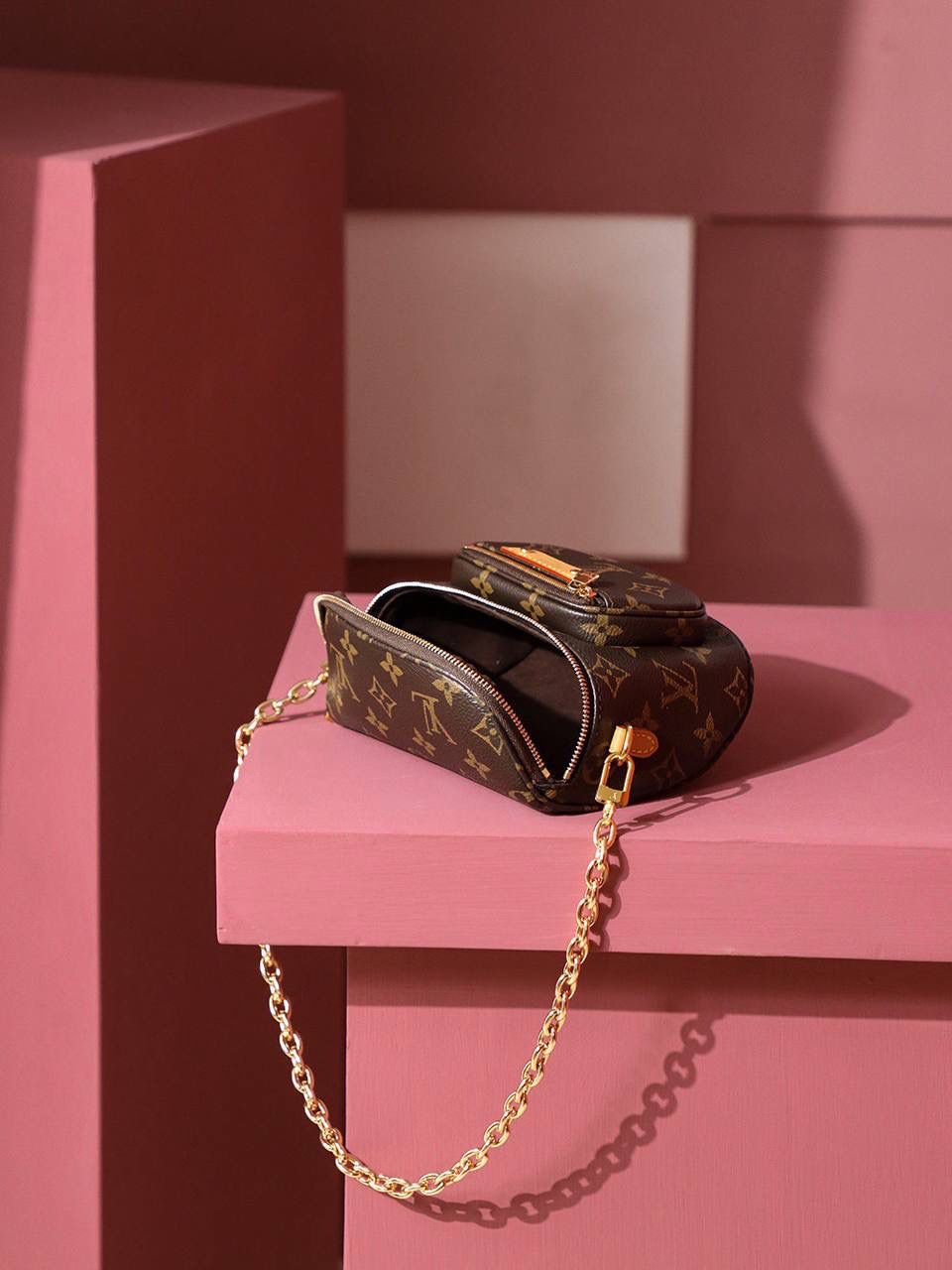 𝐌𝐈𝐍𝐈 𝐁𝐔𝐌𝐁𝐀𝐆 系列 👜✨ ❒ 尺寸: 17*12*9.5cm ❒ 本季新品最佳选择𝔹𝕌𝕄𝔹𝔸𝔾 迷你系列 展示了对潮流腰包设计的柔婉解读，可拆卸的链条在装饰之余增添了功能性！ 时髦且复古 轻松打造 𝙚𝙛𝙛𝙤𝙧𝙩𝙡𝙚𝙨𝙨 𝙘𝙝𝙞𝙘氛围感 且腰包不再只是腰包 一包多背法。不得不说，设计师真的太懂每个女人，简直是腰包界的一批黑马！😍✨