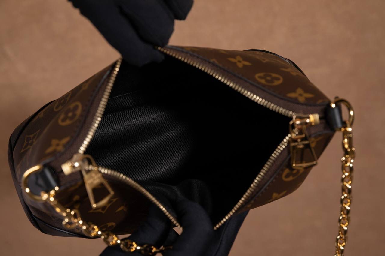 LV BOULONGNE 🥐 爆款之王 🥹 这款真的超火，一看就知道为什么会爆🔥 包型是牛角包，小巧可爱但超级能装，日常出门完全够用。 复古＋时尚的设计，颜值真的很高，怎么背都好看👍👍 肩带可拆又可调，想斜挎、单肩都 OK～ 加上链条马上变腋下包，气质直接拉满✨ Size：29 × 16 × 9.5 cm 好看又实用，真的是必入款 💖