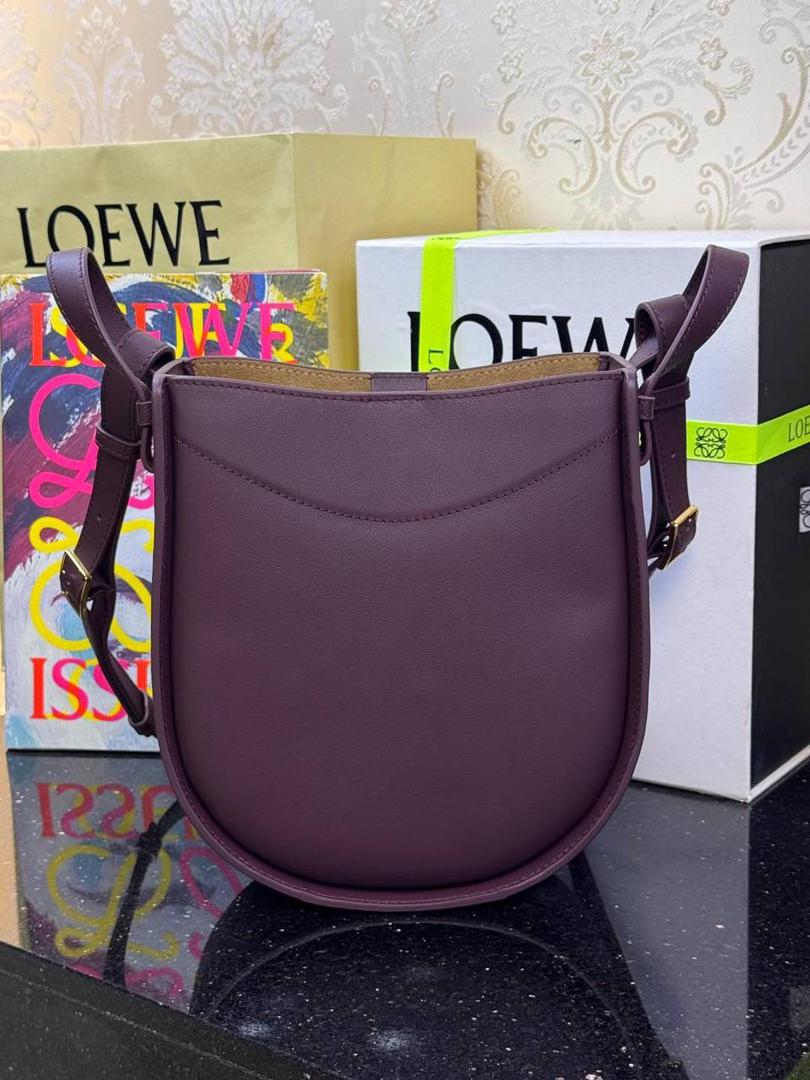 🎈新款吊床𝗛𝗮𝗺𝗺𝗼𝗰𝗸 𝗦𝗹𝗶𝗰𝗲 ——【酒红色到货‼️】 尺寸：𝟮𝟭-𝟮𝟱-𝟭𝟬𝗰𝗺 编码：652407 吊床𝗛𝗮𝗺𝗺𝗼𝗰𝗸家族迎来新成员—𝗛𝗮𝗺𝗺𝗼𝗰𝗸 𝗦𝗹𝗶𝗰𝗲，新作采用细腻柔软的亮面小牛皮制作而成，重新以纤巧比例焕新演变成新造型。搭配可拆卸可调节长肩带，灵活实现多功能背法及百变风格。