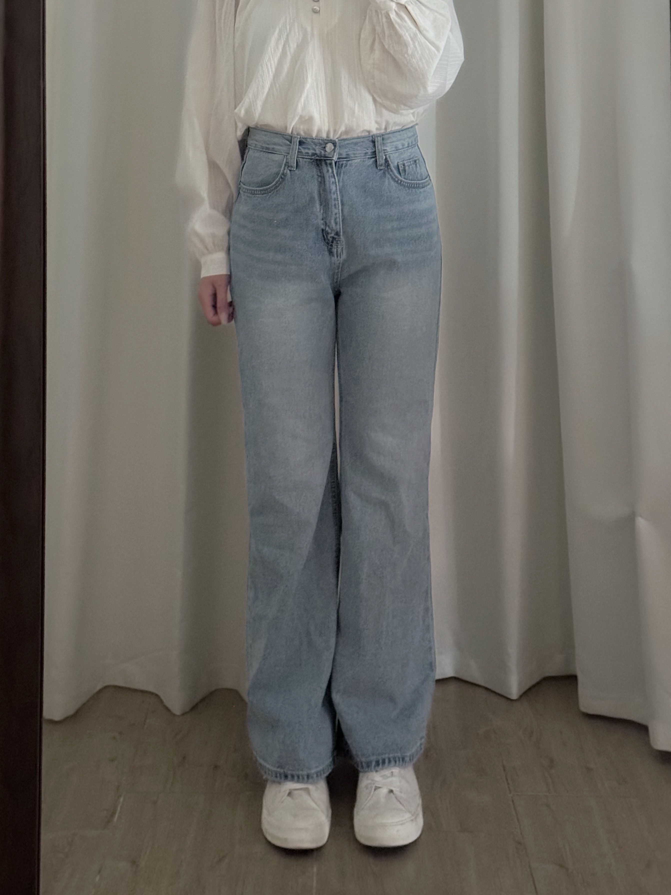 高腰微喇叭淺牛仔褲(三個尺碼)