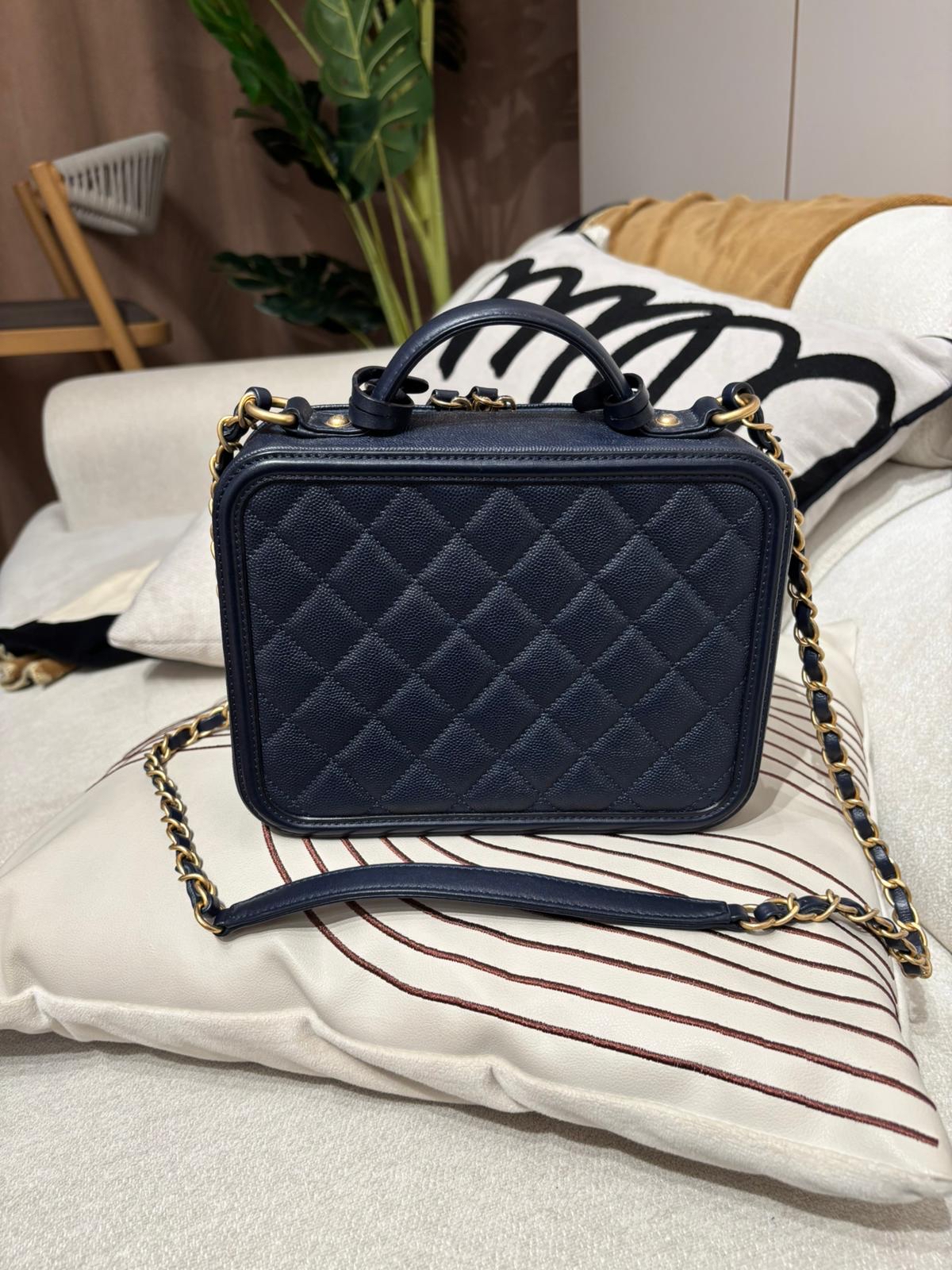 Chanel vanity cc filigree ,Medium navy 牛皮 100%Authentic ,98%new  ✅26card✅dust bag✅box