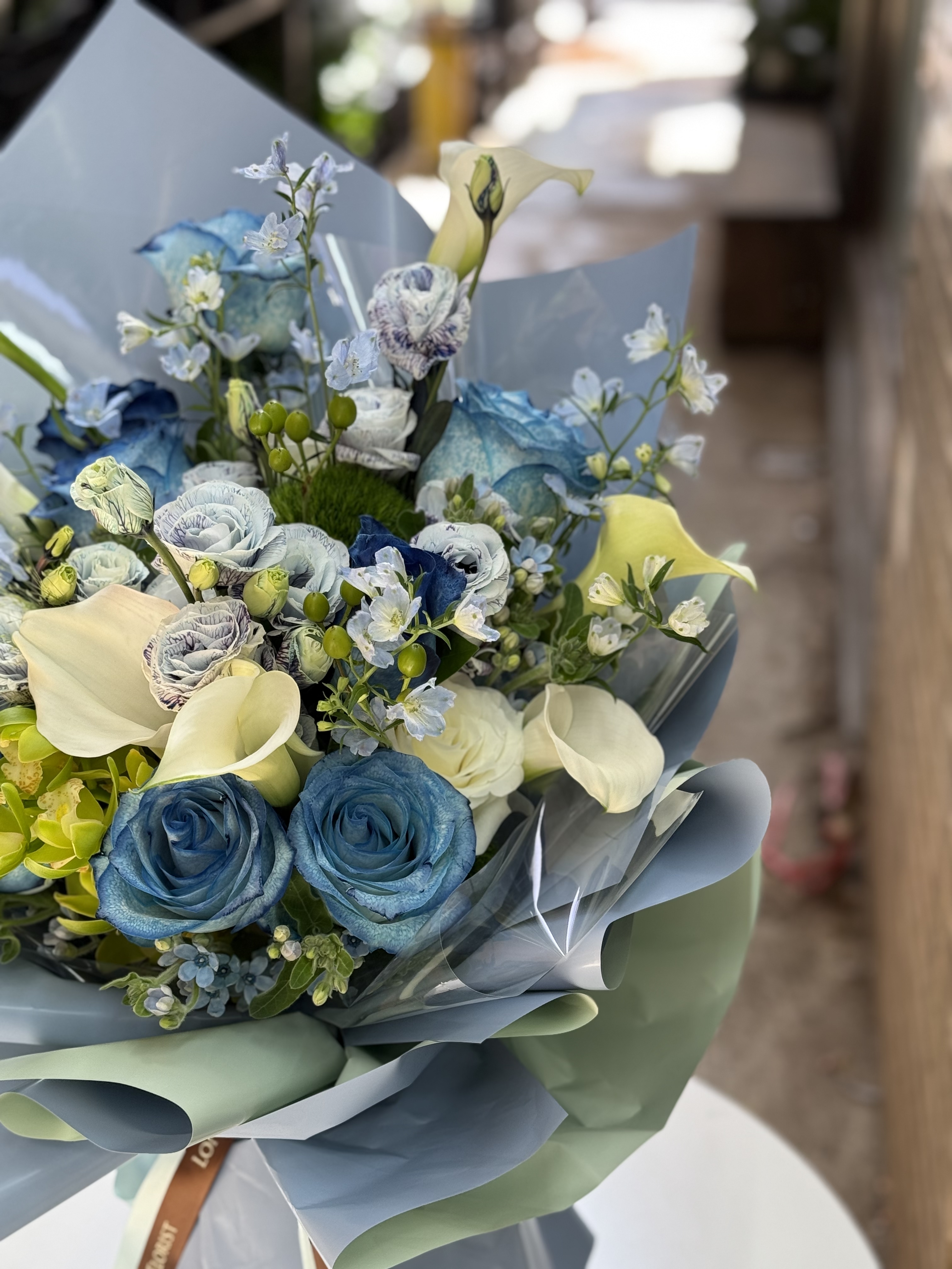 白馬蹄蓮配吸色玫瑰花束