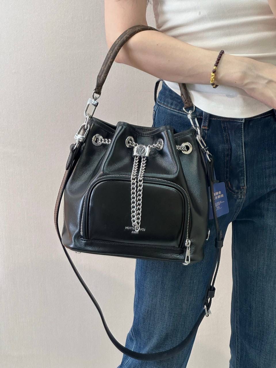 LV炫酷水桶包👜✨ 见多了 这么炫酷的还是第一次， lv本季最瞩目的一只水桶包， 以摩登摇滚型格 焕新经典Noé手袋元素， 正面凸出的拉链袋， 亮银色链条充当抽绳的设计， 将优雅灵动与时髦炫酷完美融合😍❤️