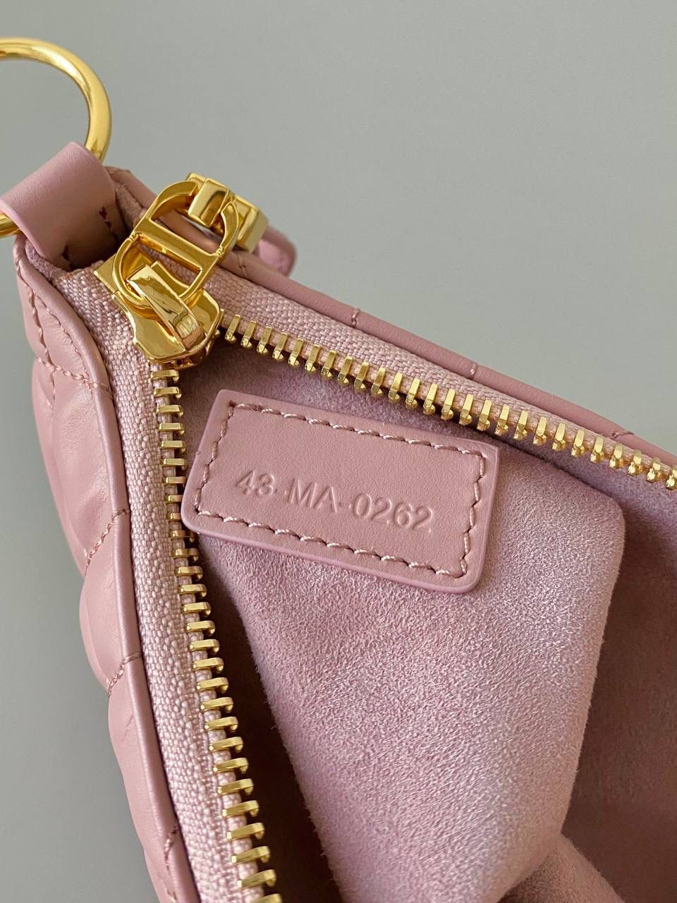 🈶玫瑰粉 𝗗𝗶𝗼𝗿 𝗰𝗮𝗿𝗼系列的郁金香手袋 我的新包有魔法！超级好玩的 还是超大藤格纹小牛皮，柔软质感 最惊喜的是在肩带链条上的灵活性 抽提搭扣法瞬变郁金香花苞形状 可可爱爱！手拎手提，随意切换腋下背 法式时髦感很强啊，一只上身超绝的小包🌈 25×16×2.5cm，#7101m