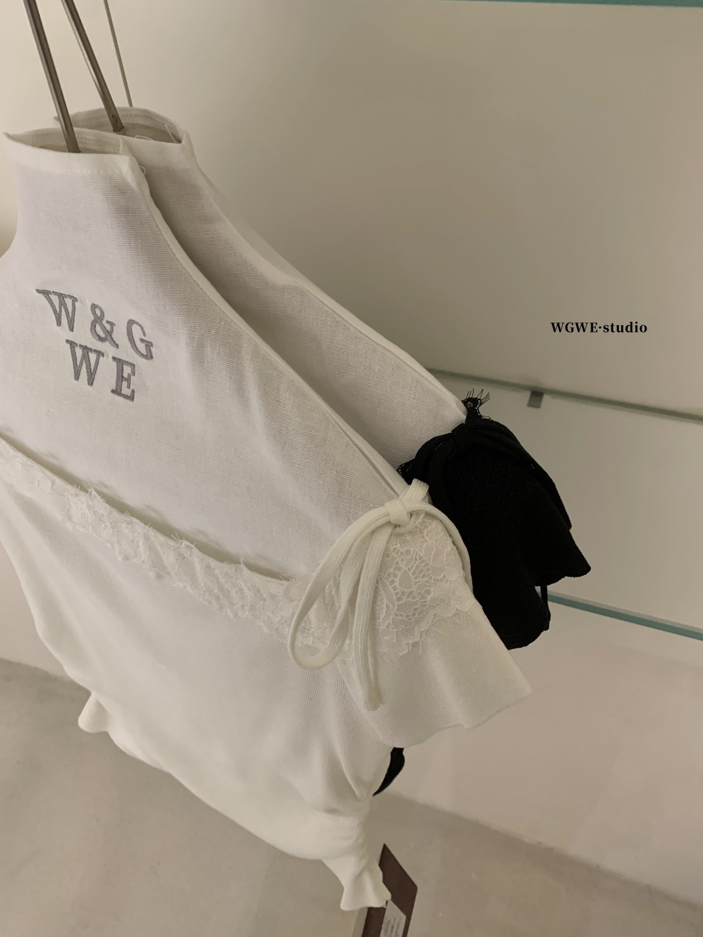 1794 Black tie-strap top | 黑色绑带露肩上衣