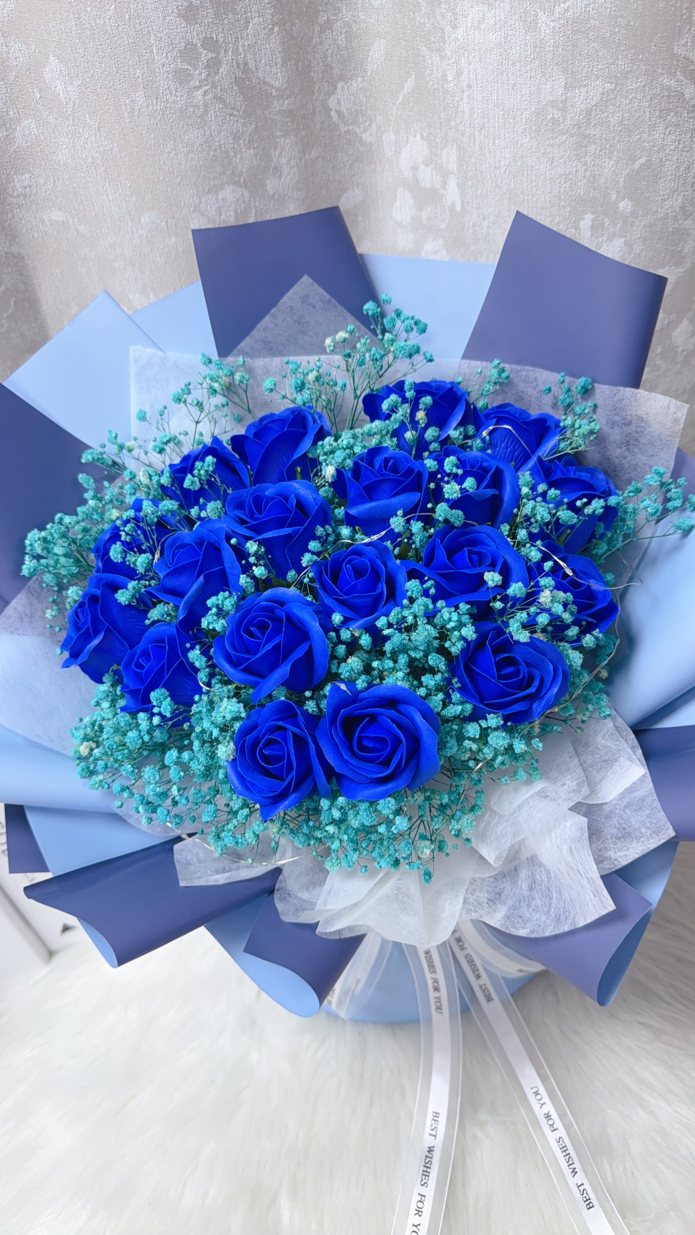 19朵寶藍玫瑰番梘花滿天星花束