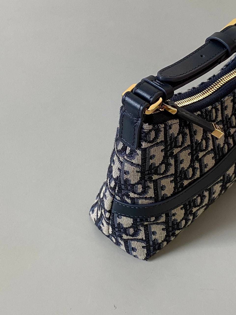 🈶老花蓝 𝐃𝐢𝐨𝐫 𝐦𝐢𝐬𝐬 𝐜𝐚𝐫𝐨水饺包 喜欢腋下包的有福啦！ miss caro系列的这款迷你单肩包 性价比极高，线条自然流畅 看着虽小，但装promax还绰绰有余 很适合日常出门、通勤、出游、轻装上阵 极尽优雅！ 23×13×6cm #💰118005m