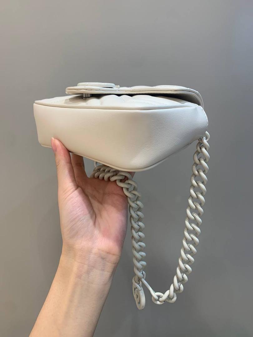 新背景实拍正品级 。马卡龙颜色：白色❤️‍🩹 这个白色跟经典款的白色有点差别，摸着皮料更厚实，皮料部位也有点差别，我们原厂皮已经到手收入仓库了，所以你们放心等我们出货！ 型号699757；尺寸16.5/10/4.5cm