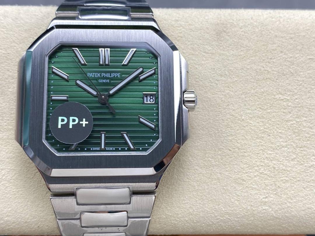 PP+ 百达翡丽 方形 新系列CUBITUS 5821腕表 亮点特色：1️⃣机芯:搭载定制9015改Cal.26-330 SC一体机，调时不停秒，调时不停秒，摆轮位置均与正品一致，自动上链机芯。2️⃣钢带:316L定制级人体工程学表带，新扣款式。3️⃣表壳:尺寸45毫米厚度仅8.3mm，为表壳对角线长度(即10点位至4点位),因为表壳近似于方形，上下边的宽度会小于这一数值，所以视觉效果并不是很大。 搭配上，5821属于运动风格腕表，日常搭配正装和休闲风格也可以。