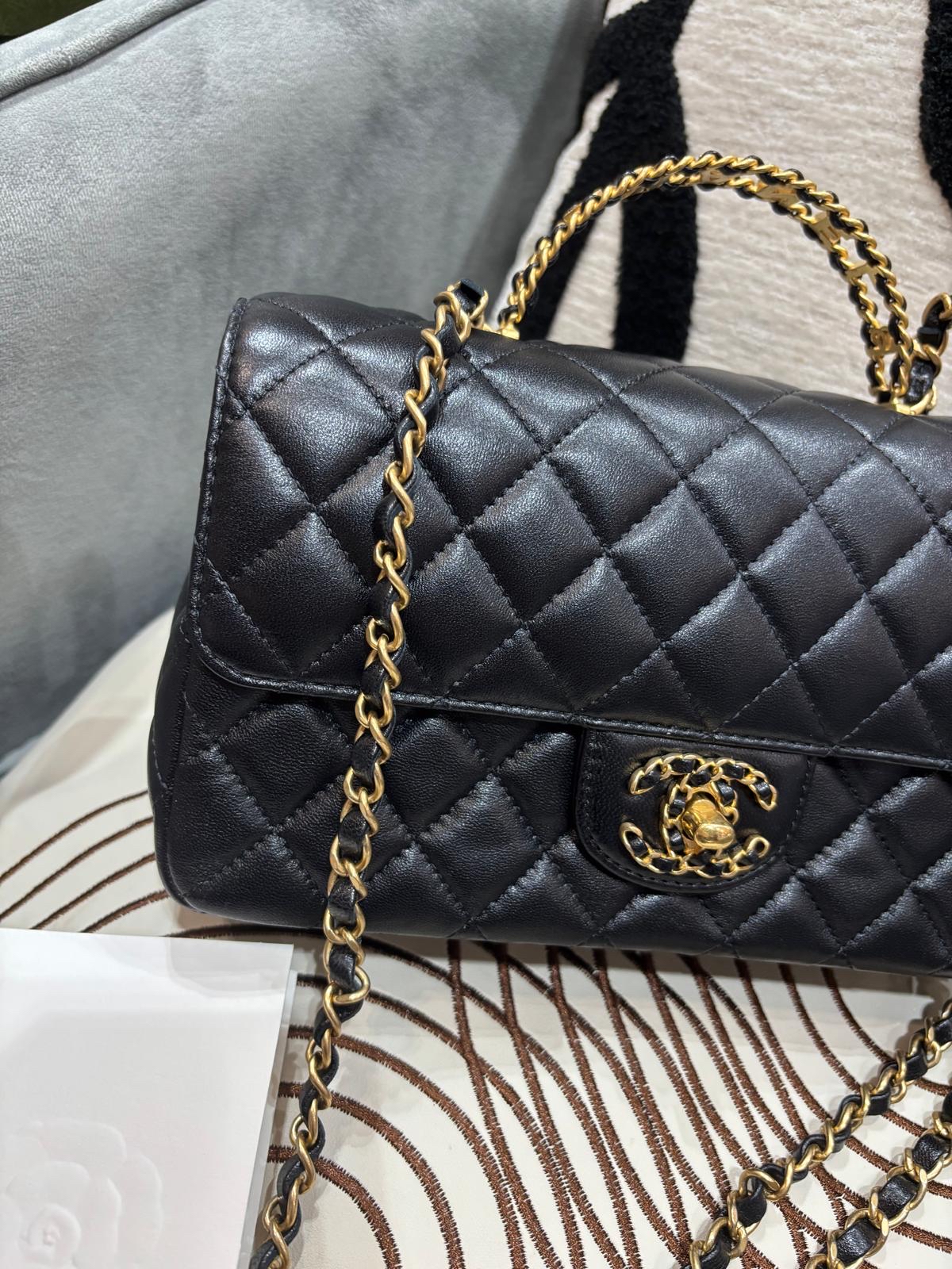 未使用品 Chanel flap bag with handle 黑色牛皮金扣留空手柄 24C，100%Authentic, 99%New unused  ✅收據✅晶片✅Dust bag✅box