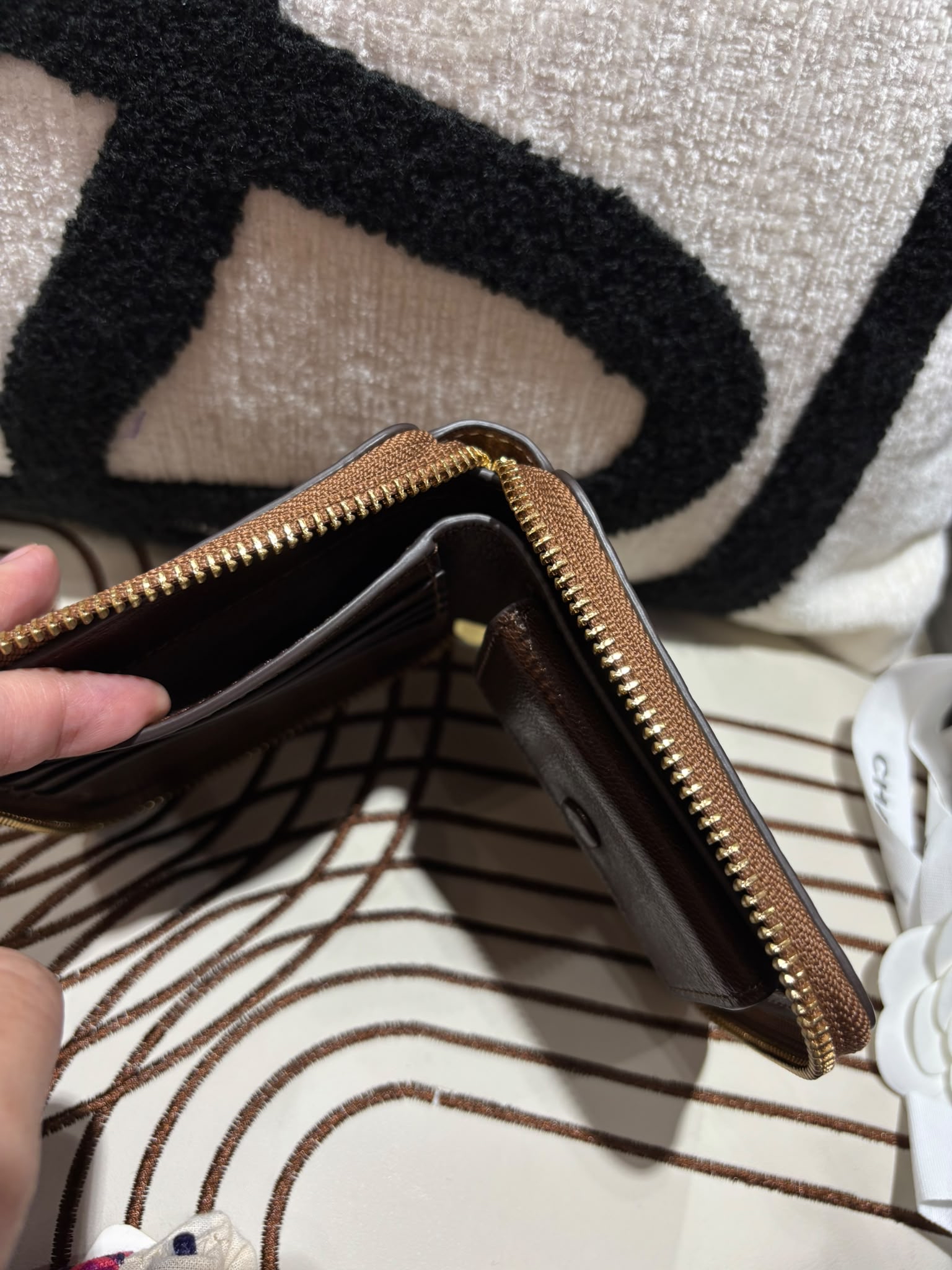 Tory Burch Zip around Wallet 100%Authentic, 99%New ✅Dust bag