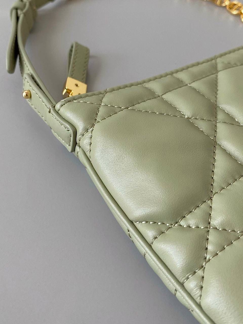 🈶灰绿色，指定色 𝗗𝗶𝗼𝗿 𝗰𝗮𝗿𝗼系列的郁金香手袋 我的新包有魔法！超级好玩的 还是超大藤格纹小牛皮，柔软质感 最惊喜的是在肩带链条上的灵活性 抽提搭扣法瞬变郁金香花苞形状 可可爱爱！手拎手提，随意切换腋下背 法式时髦感很强啊，一只上身超绝的小包 25×16×2.5cm，#7101m