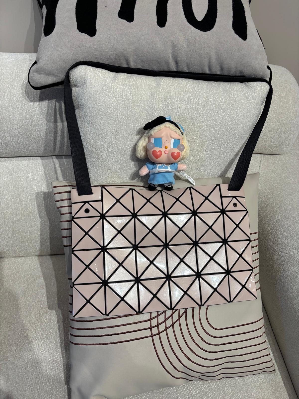 Issey Miyake crossbody bag 100%Authentic, 99%New ✅Dust bag