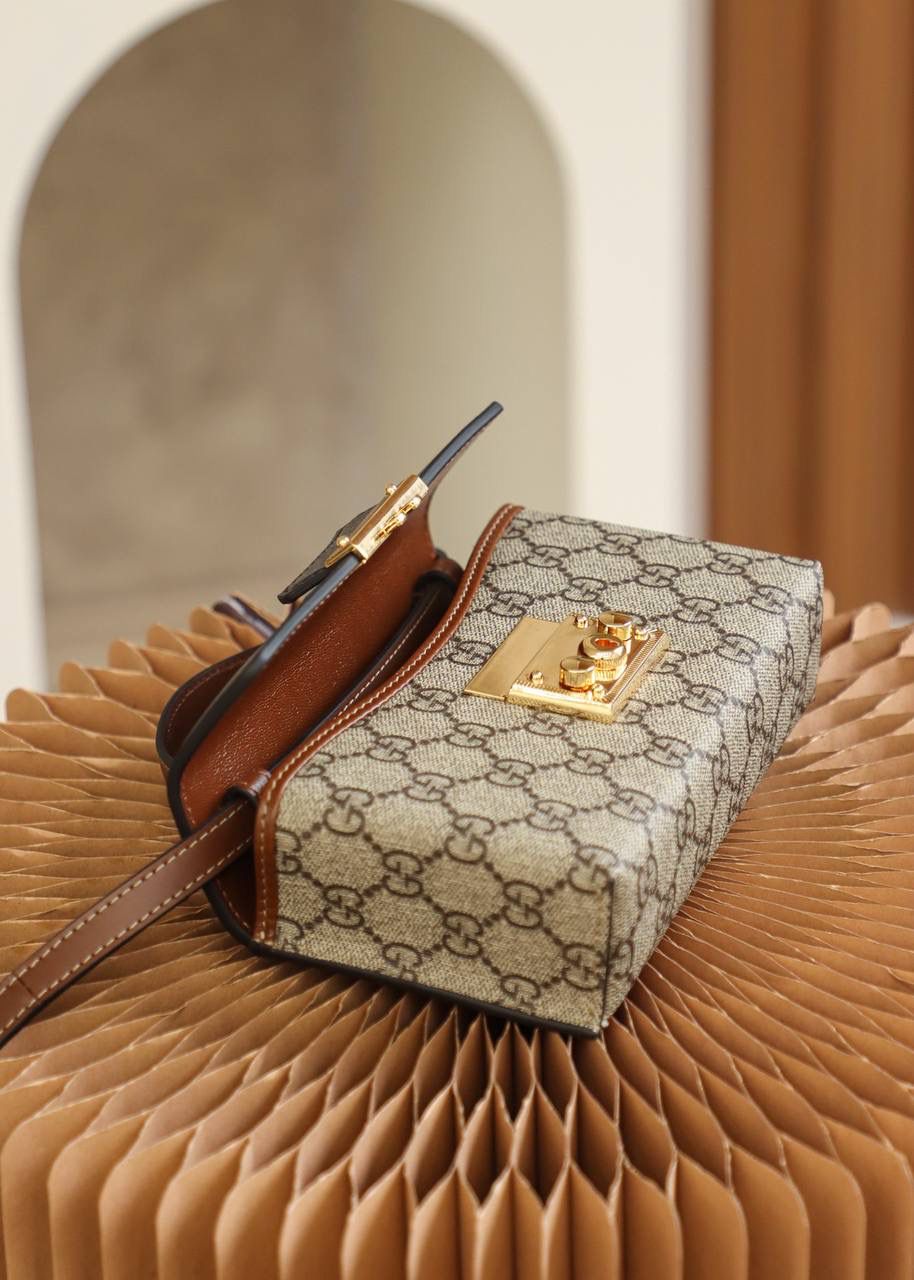 𝙥𝙖𝙙𝙡𝙤𝙘𝙠系列新成员 正品皮#652683# ✔尺寸：18*10*5cm 经典之王，𝙥𝙖𝙙𝙡𝙤𝙘𝙠新成员，经典标志性的小锁扣作为主打，保留了原样貌的设计，但；与以往的padlock设计不太一样，迷你的包身，增加了更多的可爱元素，包身非常轻巧，且不是定型的包身，看着更时髦的味道，可背，可手提，背带也可以拆卸，更加人性化的设计，这一届的设计师真的太懂女人啦！🤩🤩