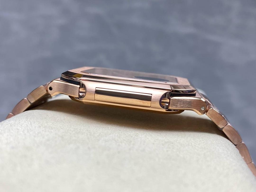 PP+ 百达翡丽 方形 新系列CUBITUS 5821腕表 亮点特色：1️⃣机芯:搭载定制9015改Cal.26-330 SC一体机，调时不停秒，调时不停秒，摆轮位置均与正品一致，自动上链机芯。2️⃣钢带:316L定制级人体工程学表带，新扣款式。3️⃣表壳:尺寸45毫米厚度仅8.3mm，为表壳对角线长度(即10点位至4点位),因为表壳近似于方形，上下边的宽度会小于这一数值，所以视觉效果并不是很大。 搭配上，5821属于运动风格腕表，日常搭配正装和休闲风格也可以。