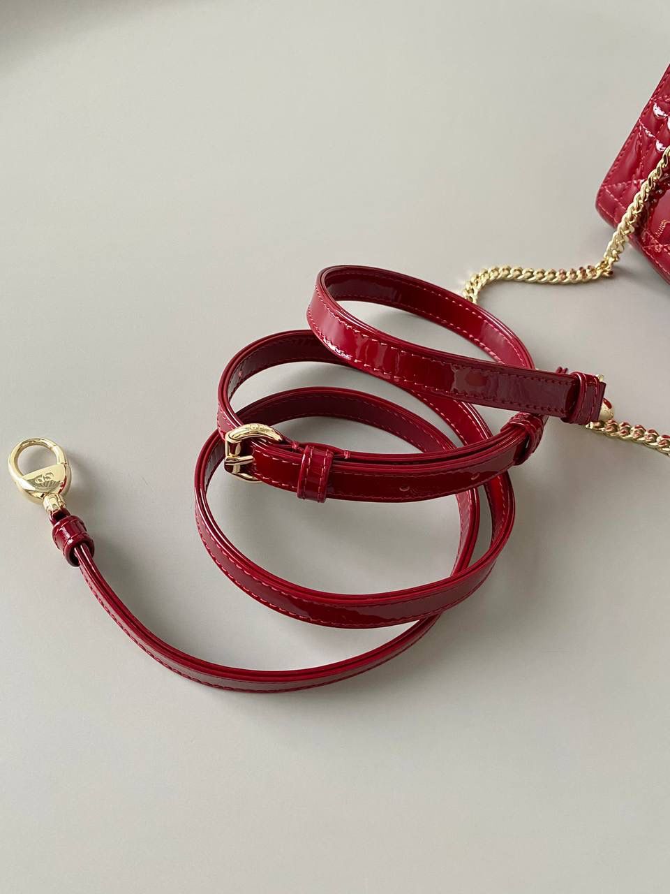 红金❤️‍🔥𝗗𝗜𝗢𝗥 𝗟𝗮𝗱𝘆三格漆皮款 全面升级，终极版本 经典款真是爱不释手毫不夸张 春夏秋冬四季包 优雅气质 可甜可咸 漆皮材质更是精致 高级感扑面而来 两条肩带，自由切换风格🌟 17×15×7cm 5310m