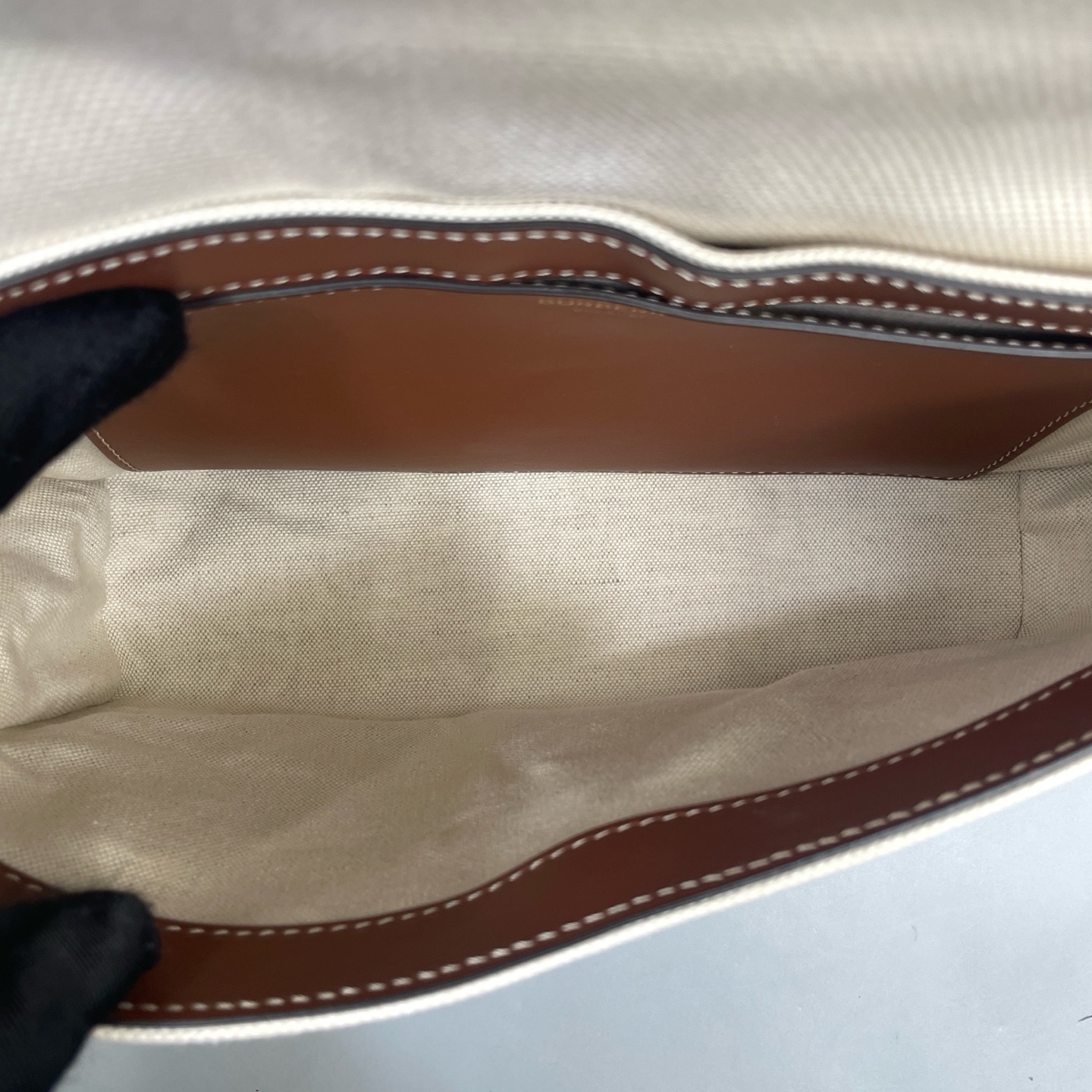 【預訂貨品】Burberry 白色帆布郵差包 