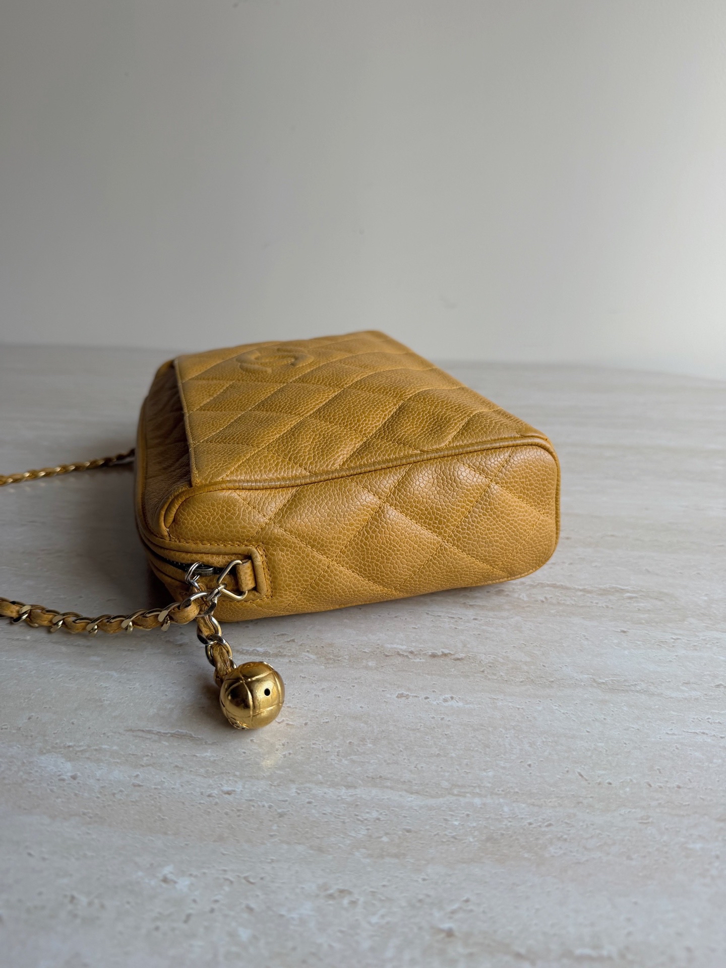 【預訂貨品】Chanel中古金球相機包 