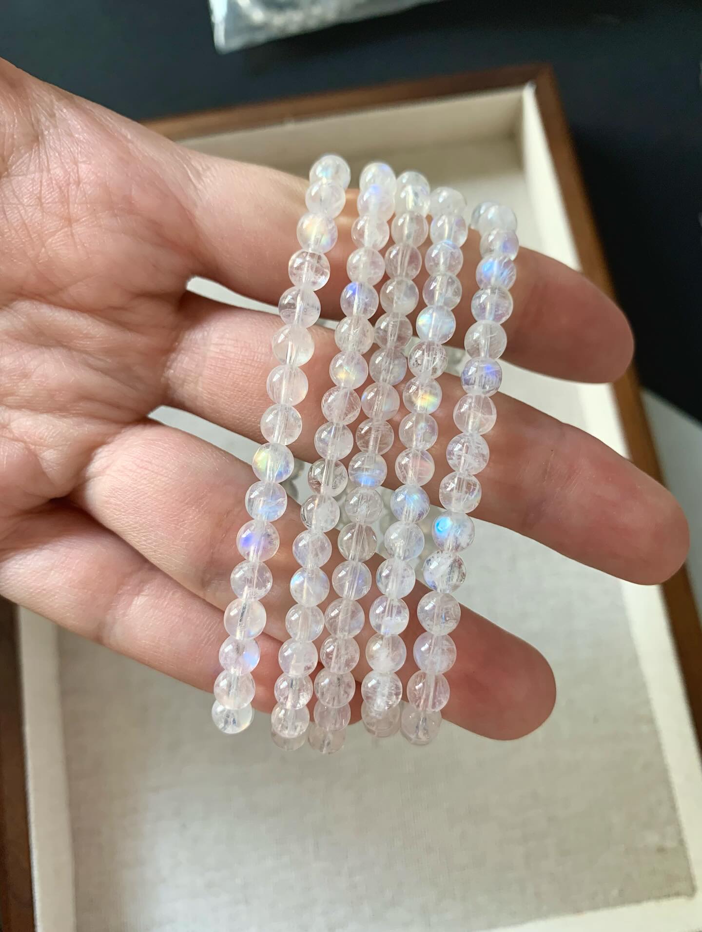 彩虹光蓝月光 ｜ High grade Moonstone 5.0mm+ RM199 蓝月光石的主要功效包括平衡情绪、增强直觉与灵性、促进爱情与人际和谐、守护女性能量以及改善睡眠和身体健康。它具有柔和的能量，能帮助镇定心神、洗涤负面情绪，同时启动内在的直觉与创造力，并在爱情、生育、婚姻等方面给予支持Moonstone is thought to be an emotional healer and will help you discover stability while fostering feelings of power. Moonstone Jewelry helps you maintain emotional equilibrium and gives you self-assurance in any circumstance. Those who struggle with rage issues would feel at ease and peaceful after using moonstone.#moonstone #蓝月光 #水晶手串 #天然蓝月光 #马来西亚水晶网店 #crystaljewelry #crystalhealing #crystalbracelet