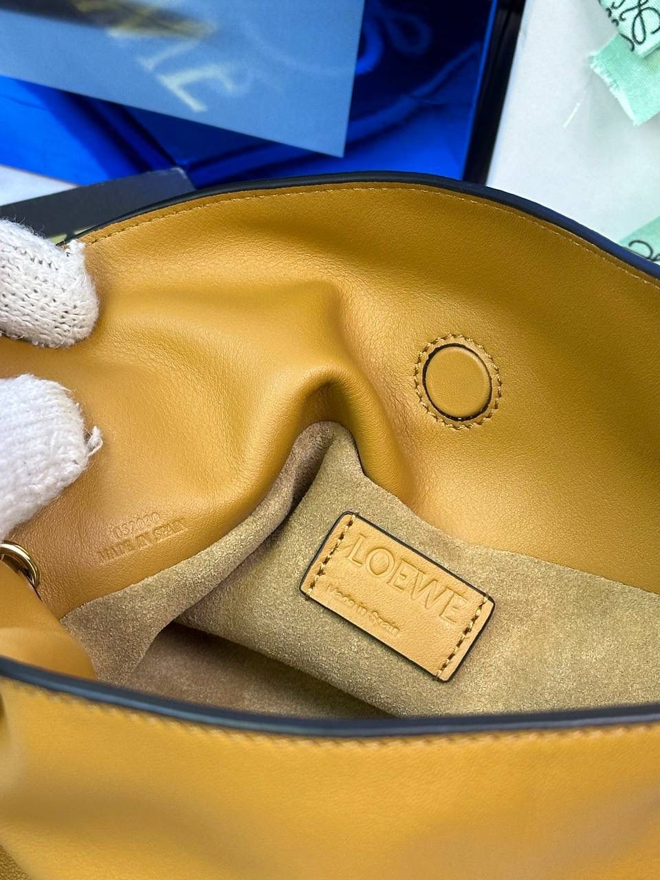 全新升级—中号𝙁𝙡𝙖𝙢𝙚𝙣𝙘𝙤出货啦✅ ❤️升级版福袋正面新增品牌烫金𝙇𝙤𝙜𝙤代替压印𝙇𝙤𝙜𝙤，肩带加宽同时增加两侧狗扣五金代替原本皮穿扣肩带，精致又便捷🥰 ❤️独家定制皮料五金，小牛皮皮质手感十分柔软且耐用，肩带🉑拆卸🉑调节，多种背法任你选择，容量超大，日常出行必备😍 ❤️独家品控，完全对版细节，全套礼盒🎁包装给你满满的仪式感🥰 中号尺寸：𝟑𝟎-𝟏𝟎.𝟓-𝟐𝟒.𝟓𝐜𝐦 款号：052028棕色