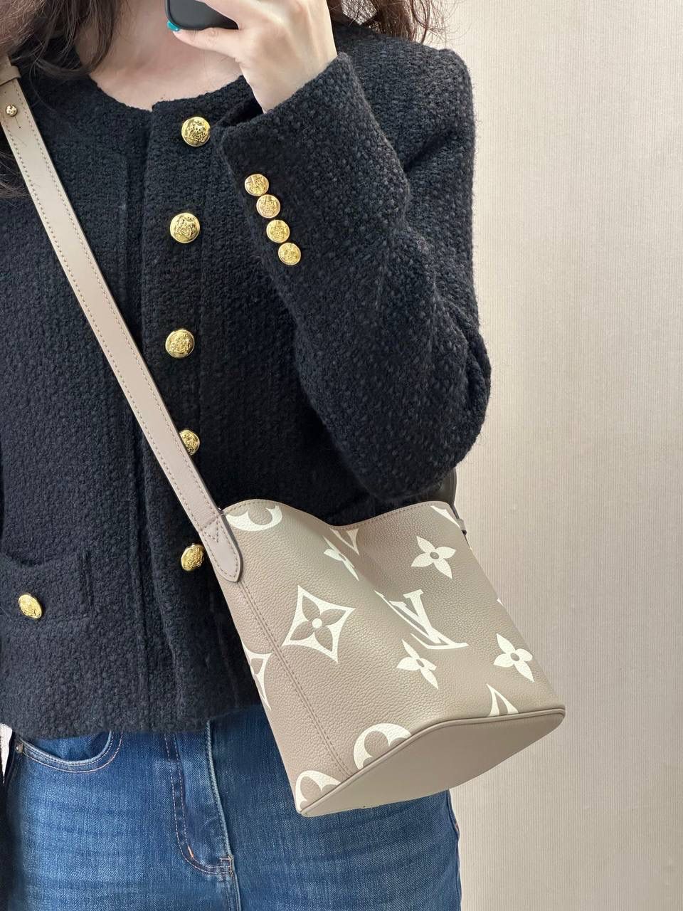 LV ALL IN BB大象灰👜✨ 来看包型的变化 自身的功能真的非常吸引人！ 首先包包自身本来就有4种的形态随你变换！！ 蝴蝶结你想放在哪儿都能给你设计明白，allin就是容量足够大，出门旅行你想拿什么都能给你装好！！ 简单的水桶包型，把包身两侧的挂钩连起来，还可以 get一只“菜篮子” 前后再捏起来，它还可以变成一只可爱的小福袋， 真的好神奇！😍😍