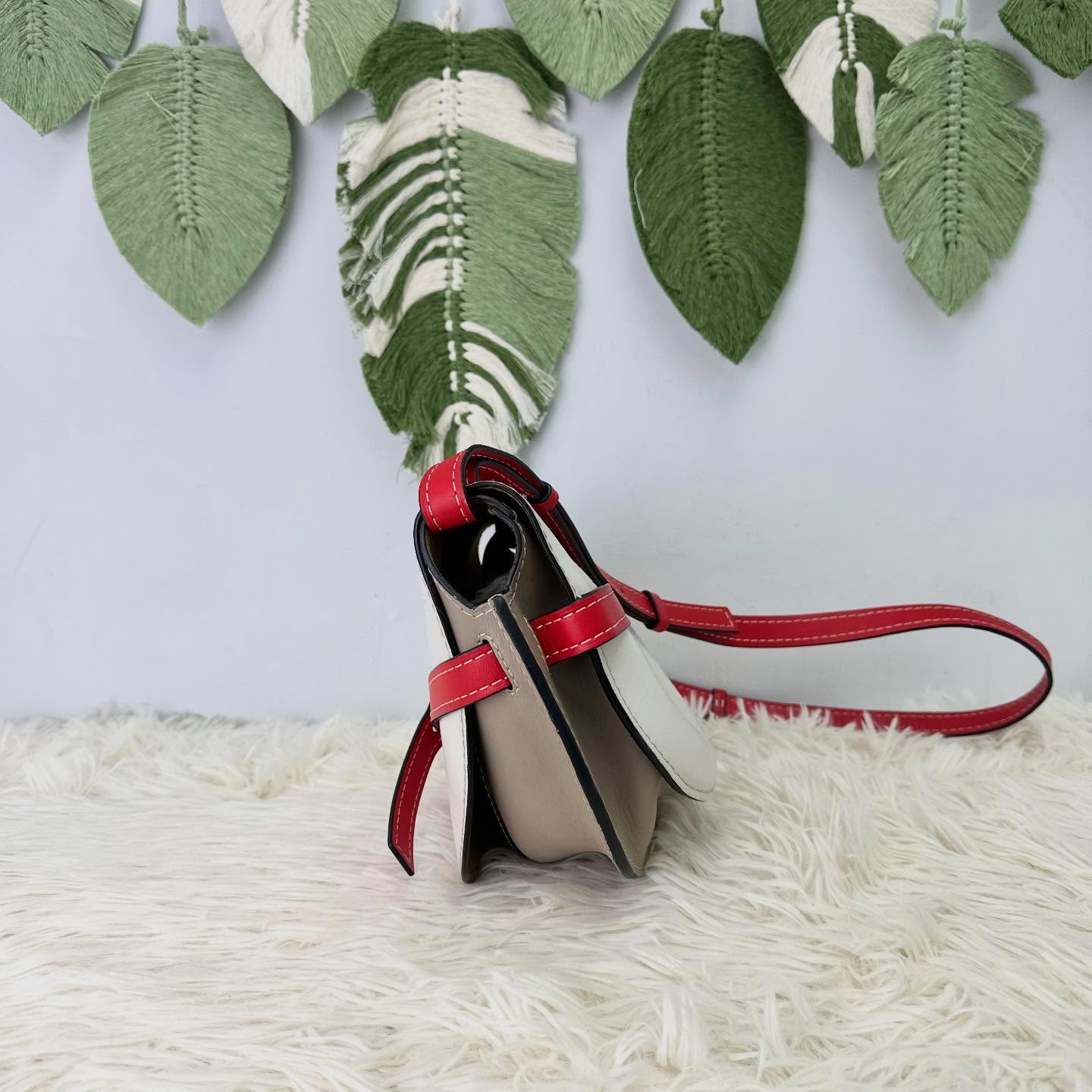 LOEWE 🤍PRE OWNED 白色拼紅色金扣 Gate Small Size 單肩斜肩包❤️