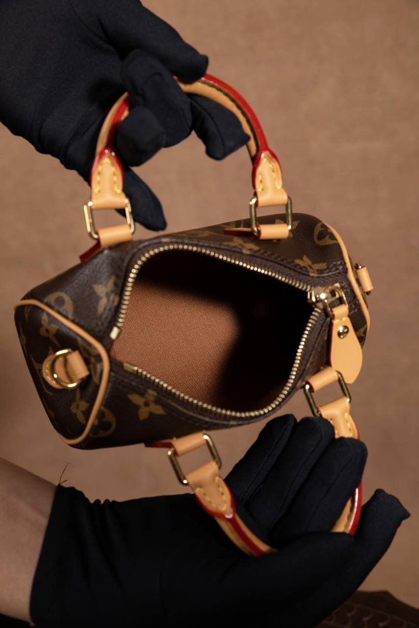 LV 枕头包🎀 这款 Nano Speedy 枕头包， 真的一眼就会被迷到 😍✨ 是 真正原厂级品质，ZP 正品级， 从材料、五金、车线到油边， 全部都用 正品级原材料，质感很稳很放心 👍