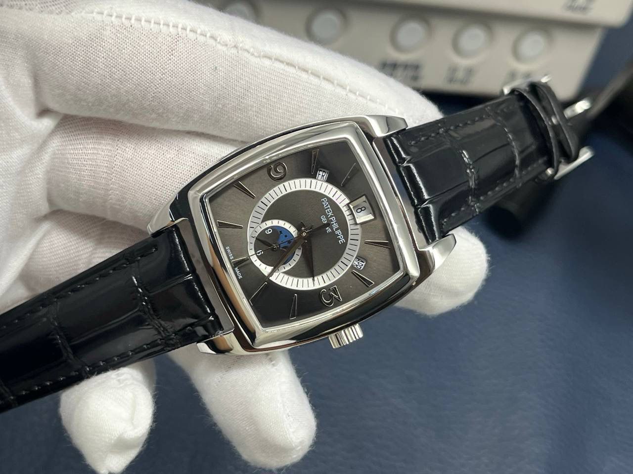 百达翡丽复杂多功能系列5135G--010重磅登场，迄今推出的首款Nautilus复杂腕表，以超复杂的工艺技术打造休闲运动腕表。 1⃣️小身板大能量：尽揽以下功能∶12点位日历功能 10点位星期功能 2点位星期功能 6点位24小时。所有功能都可正常使用。 2⃣️机芯采用版Cal.240自动上链机芯，在实现外观的逼真前提下，功能一并完美诠释。 3⃣️改装大师独立制表人，倾情参与定制改装表盘颜色，给予独一无二的腕表增添有趣的灵魂！