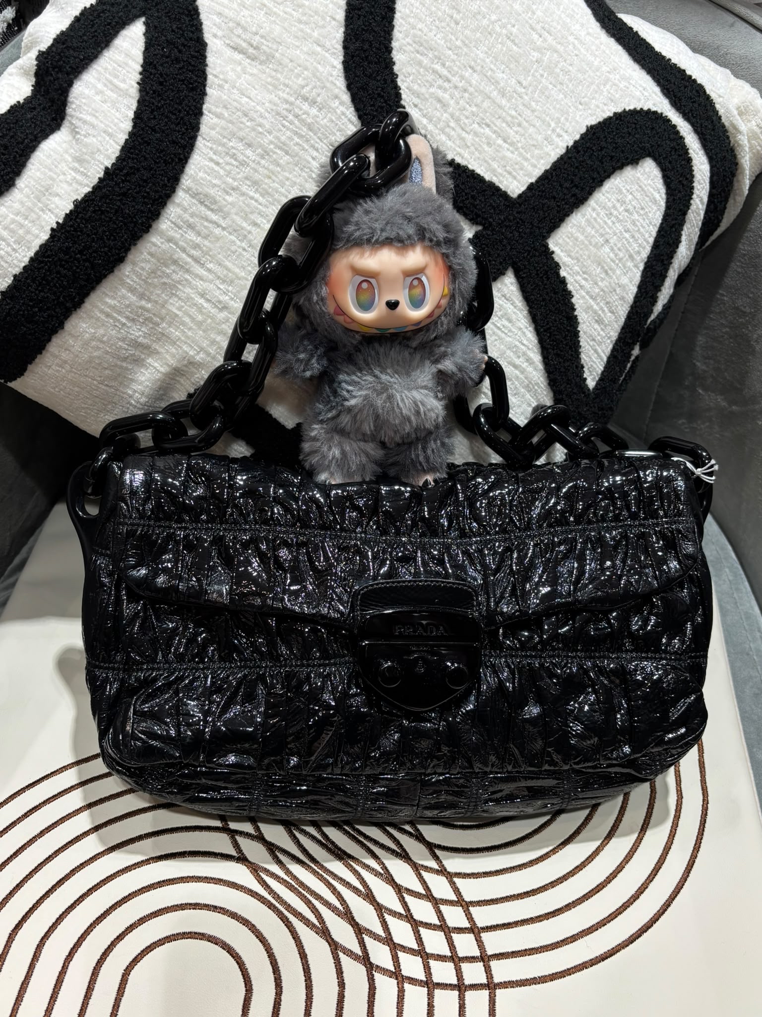 Prada So Black Shoulder Bag 油蠟皮 100%Authentic, 98%New ✅Dust bag